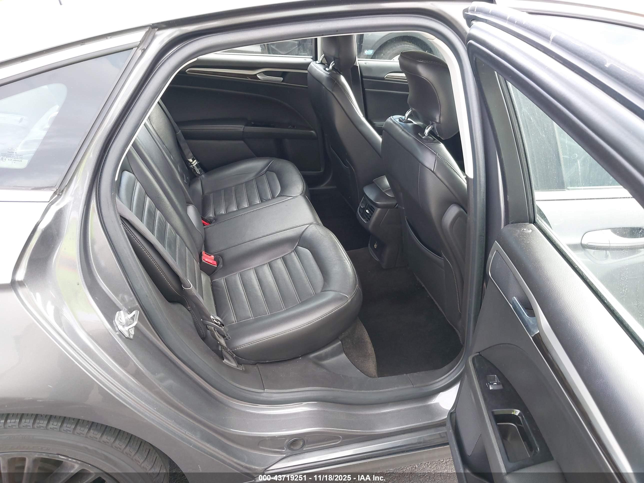 FORD FUSION image 8