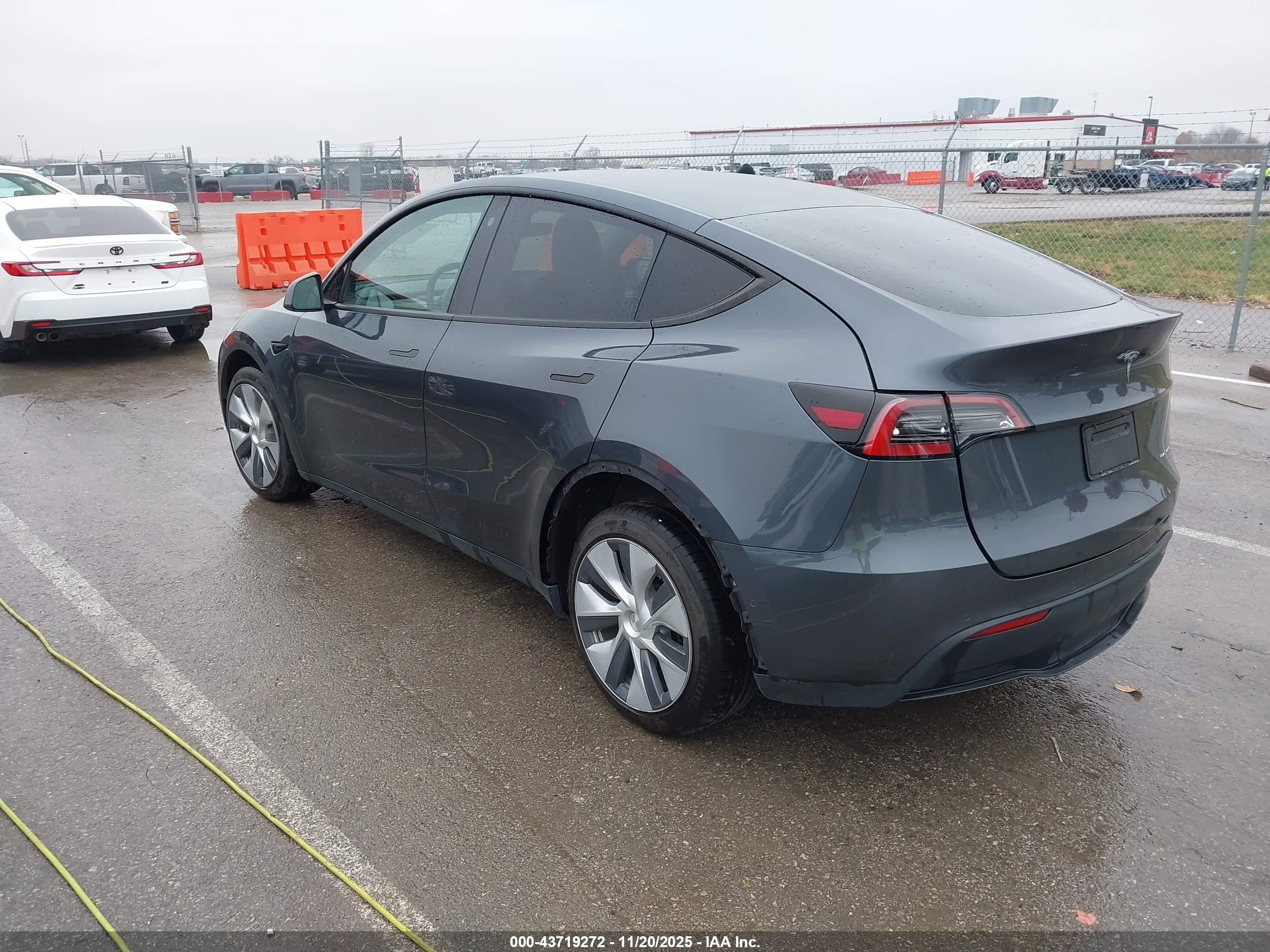 TESLA MODEL image 3