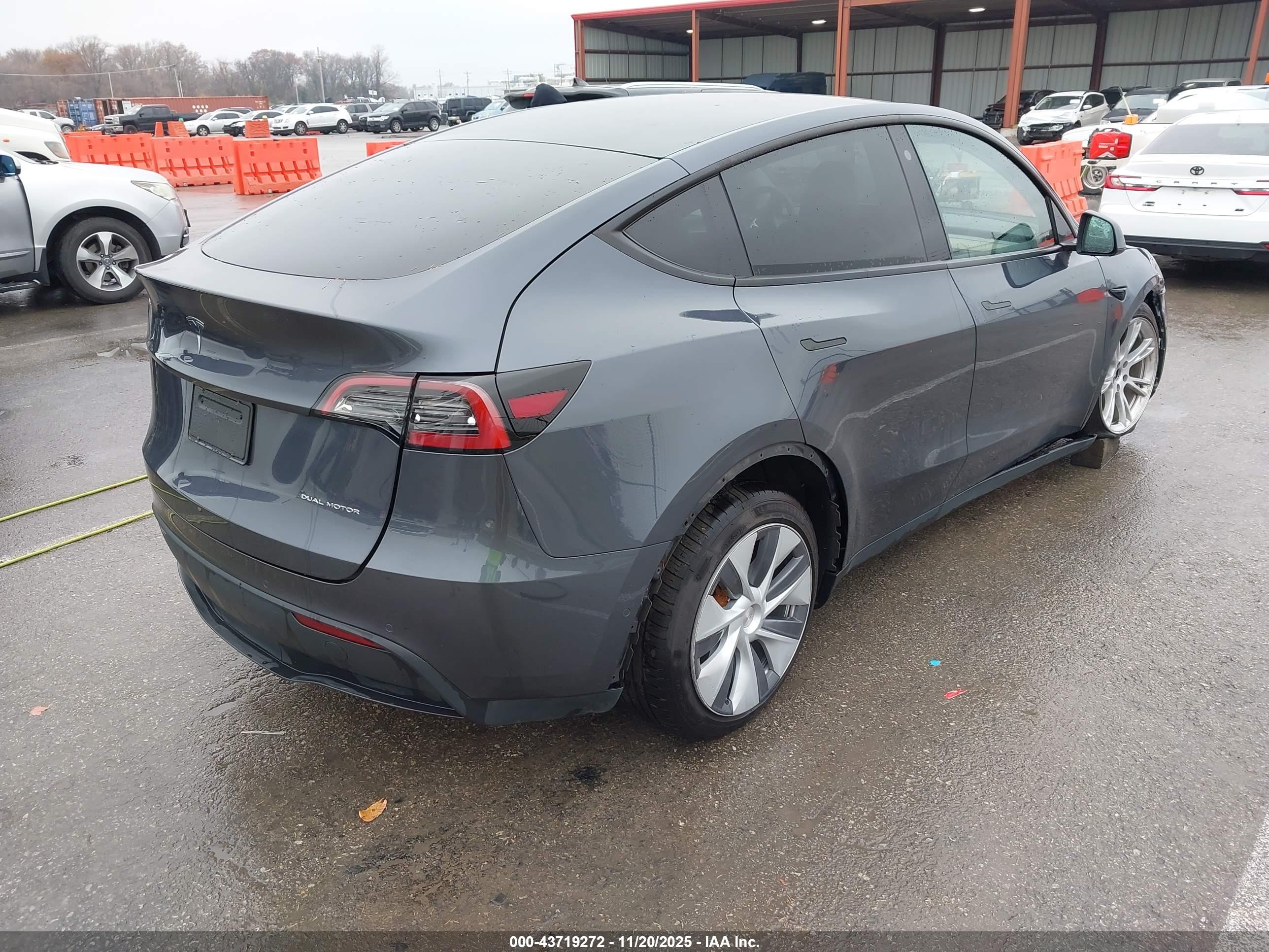 TESLA MODEL image 4