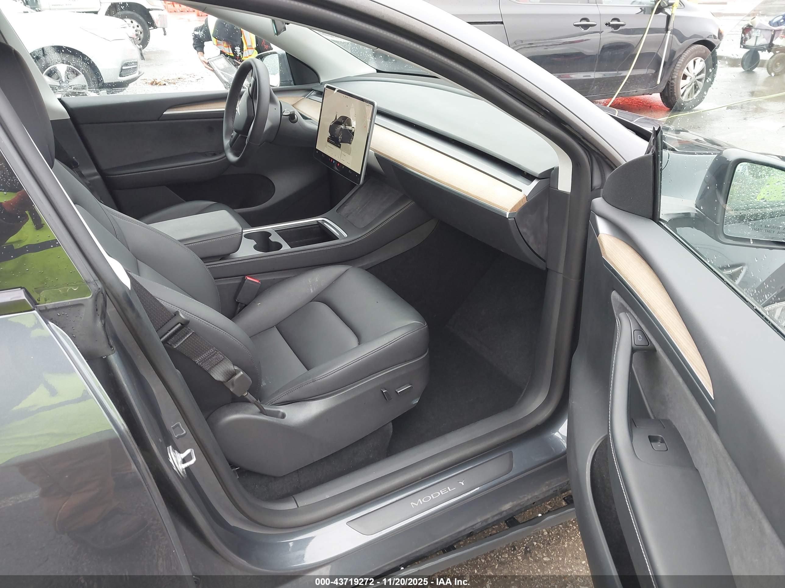 TESLA MODEL image 5