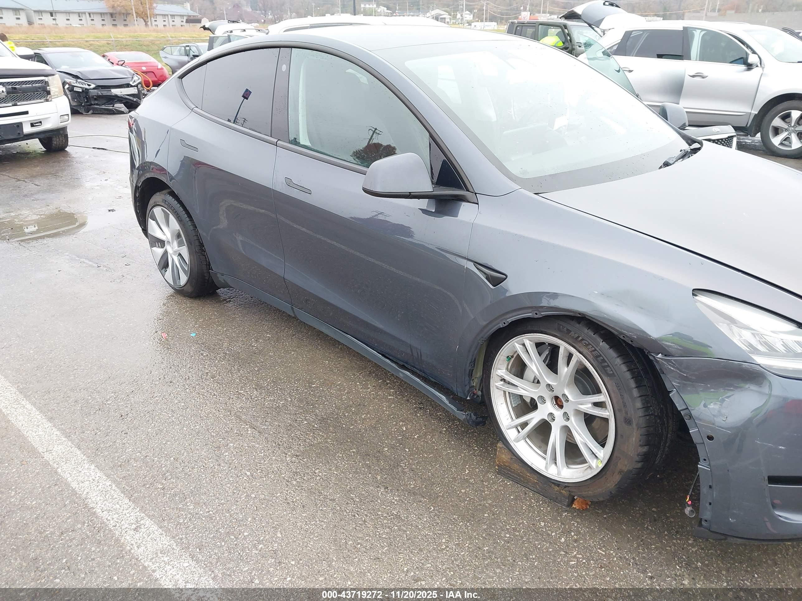TESLA MODEL image 6