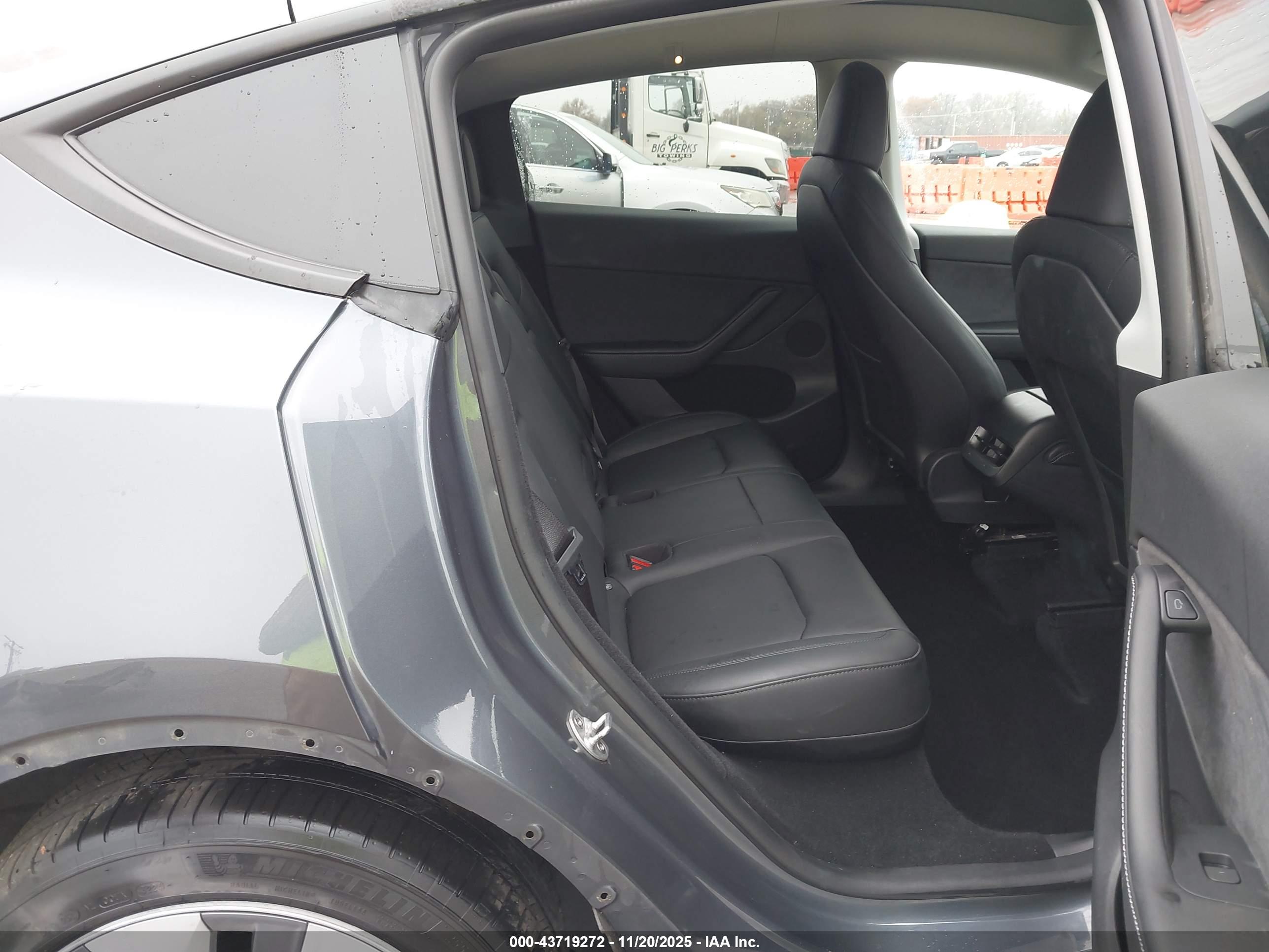 TESLA MODEL image 8