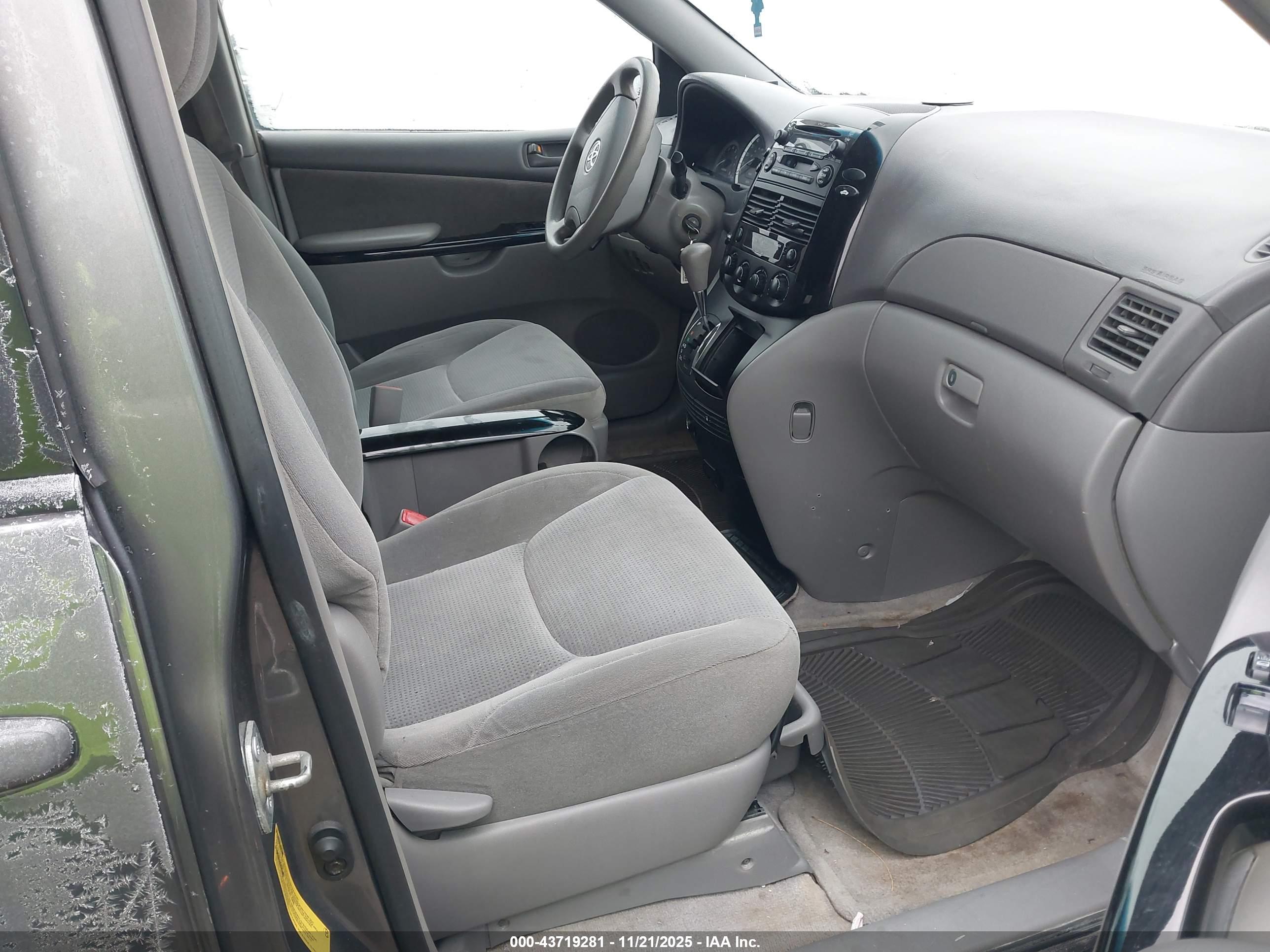 TOYOTA SIENNA image 5