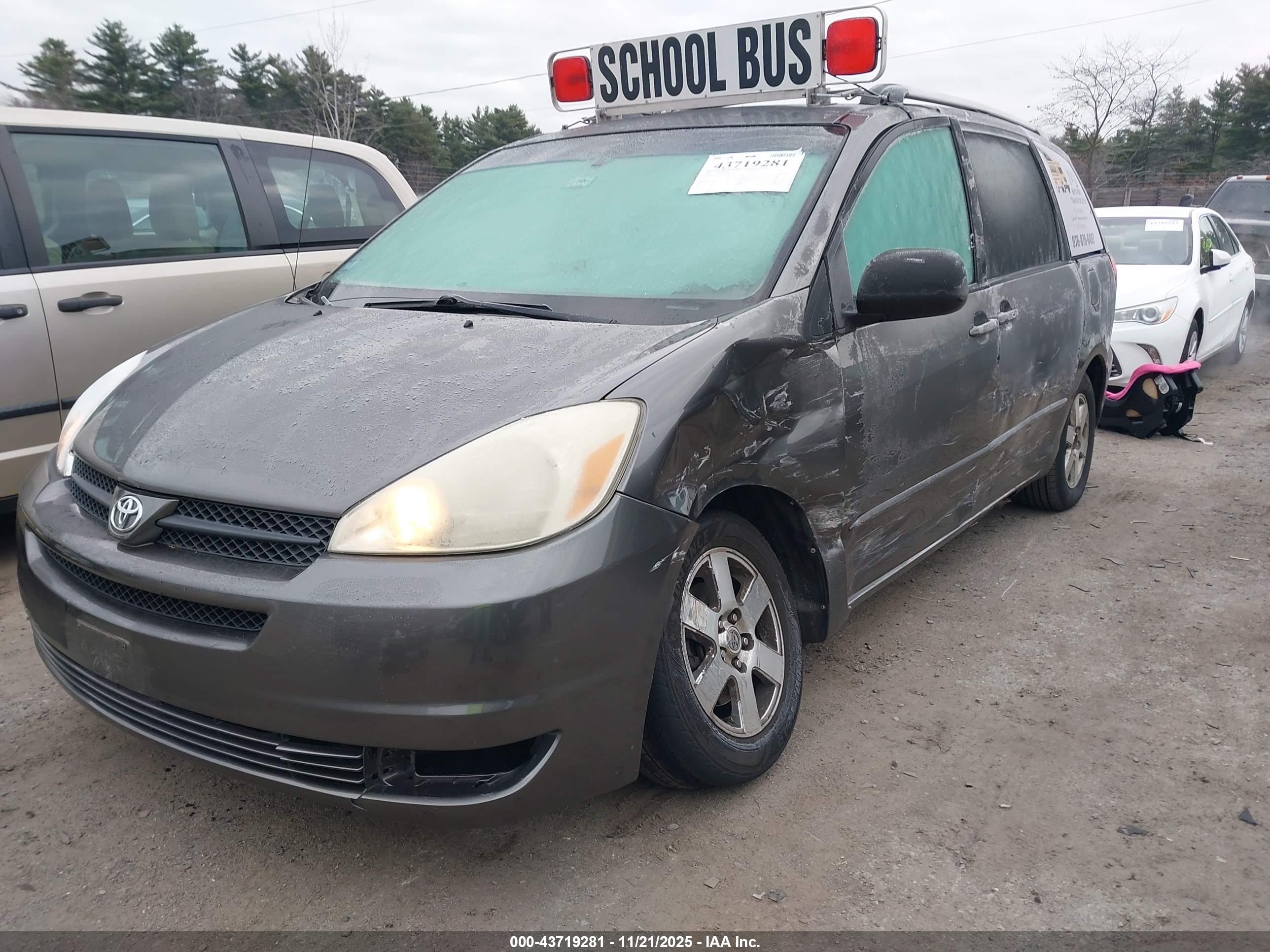 TOYOTA SIENNA image 6