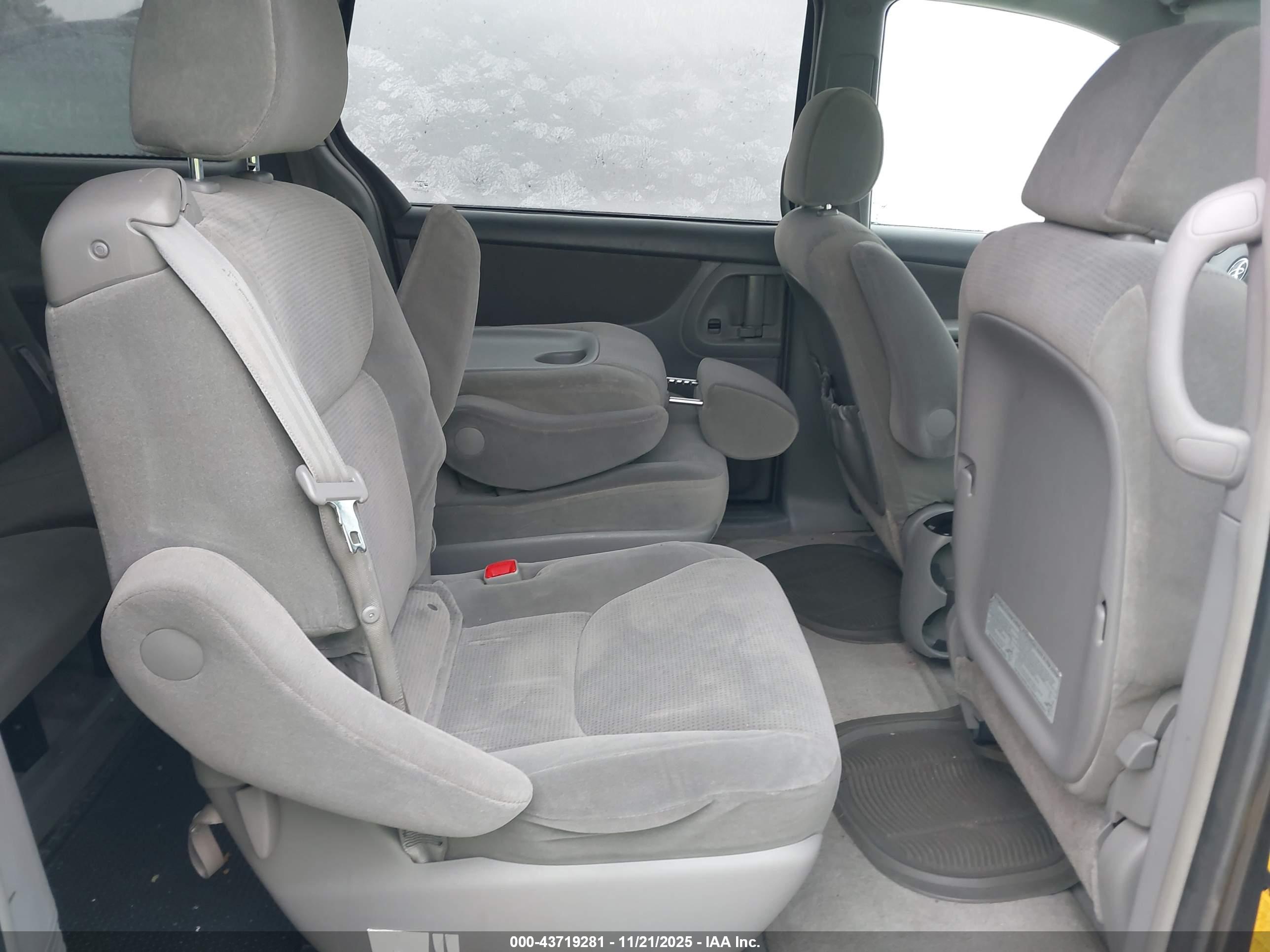 TOYOTA SIENNA image 8