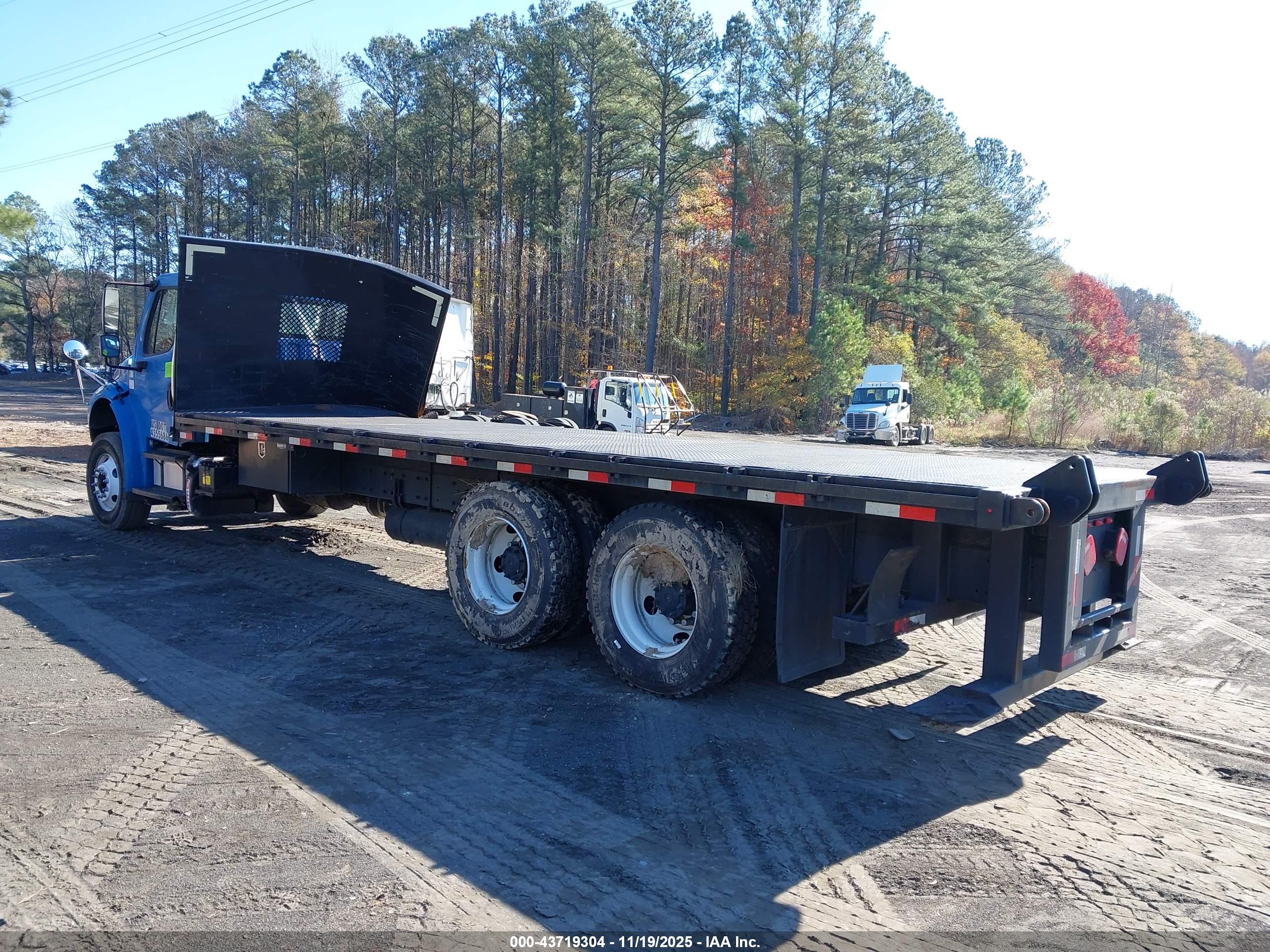 FREIGHTLINER M2 image 3
