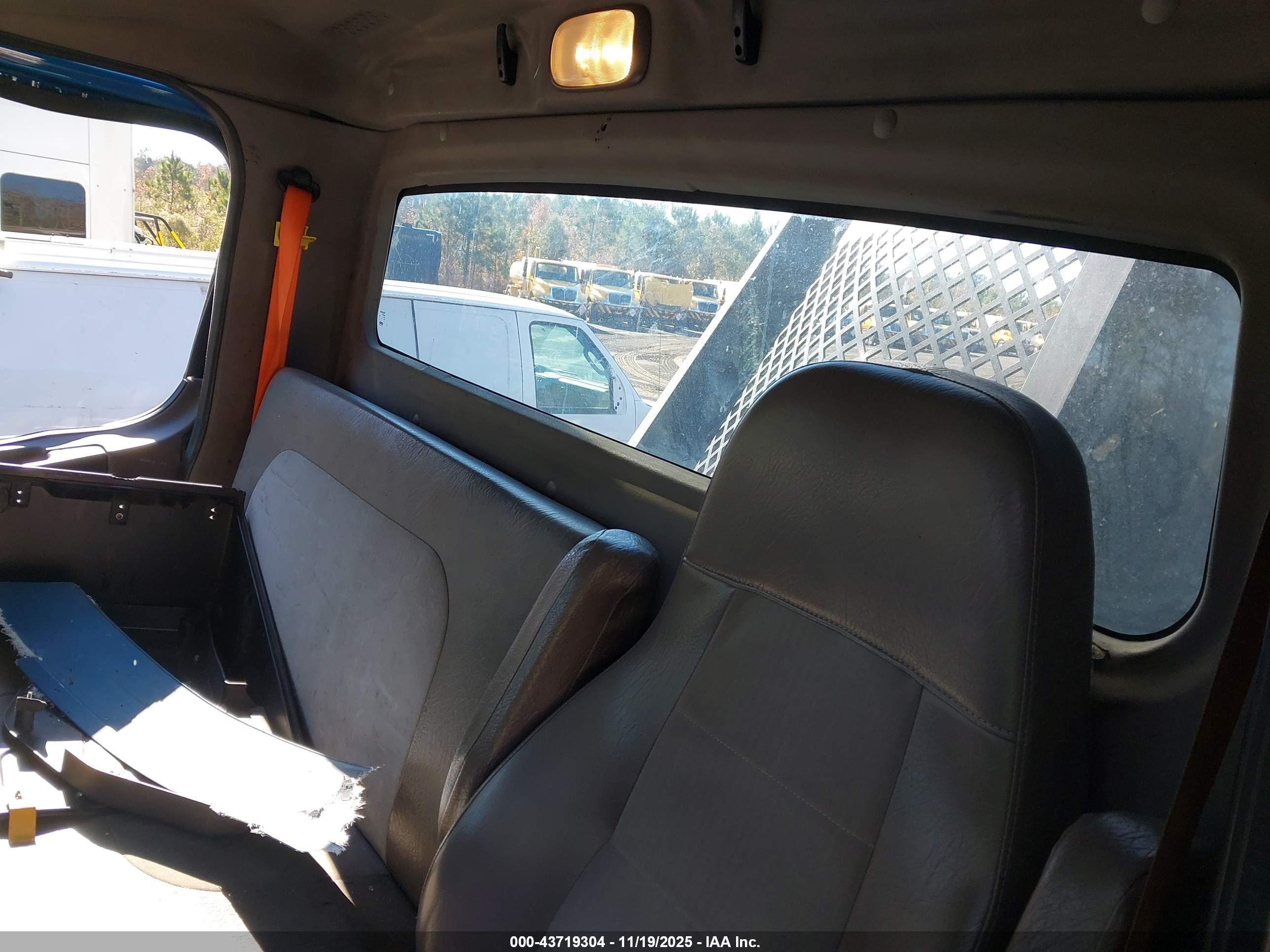 FREIGHTLINER M2 image 7