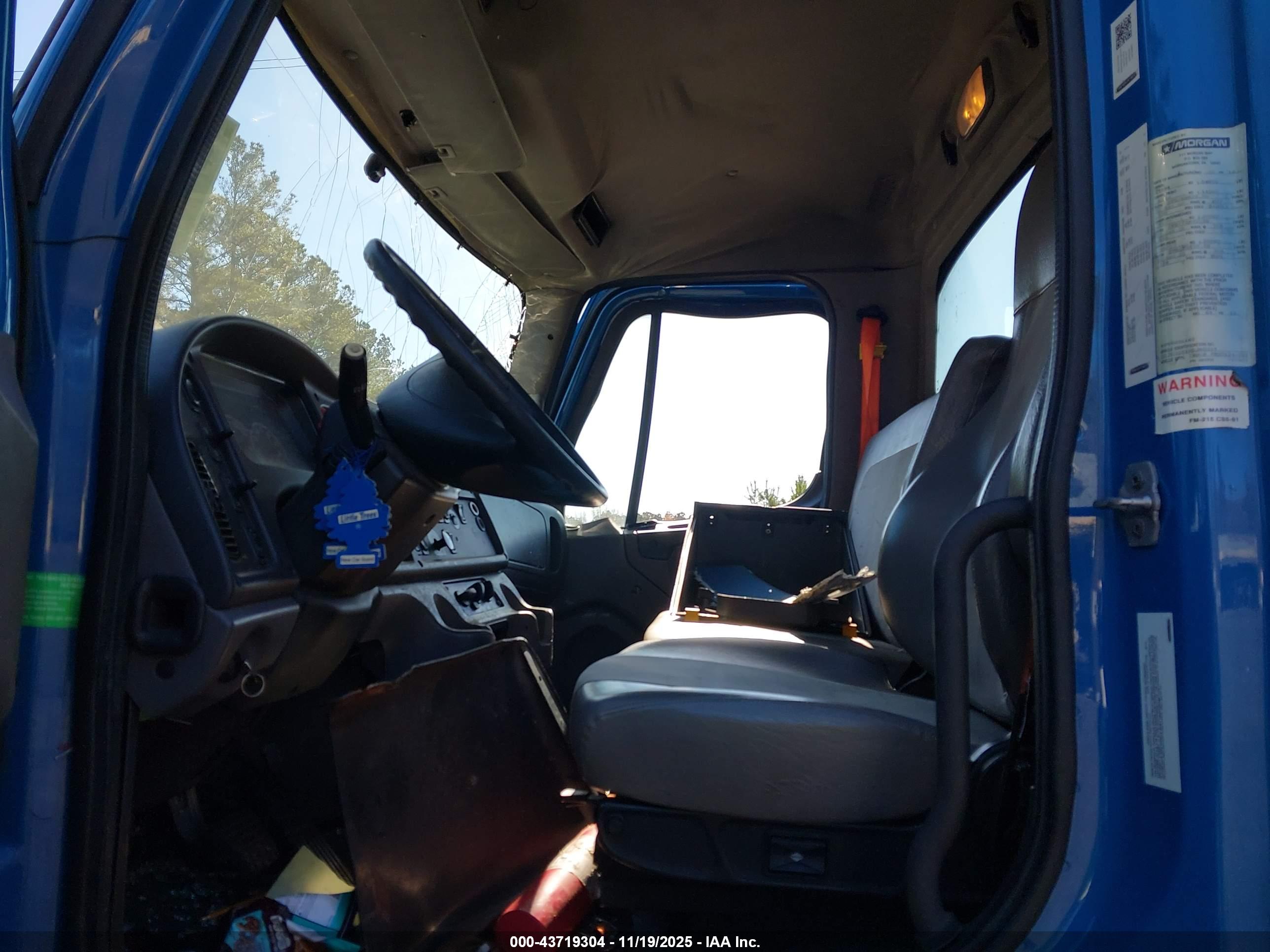 FREIGHTLINER M2 image 8