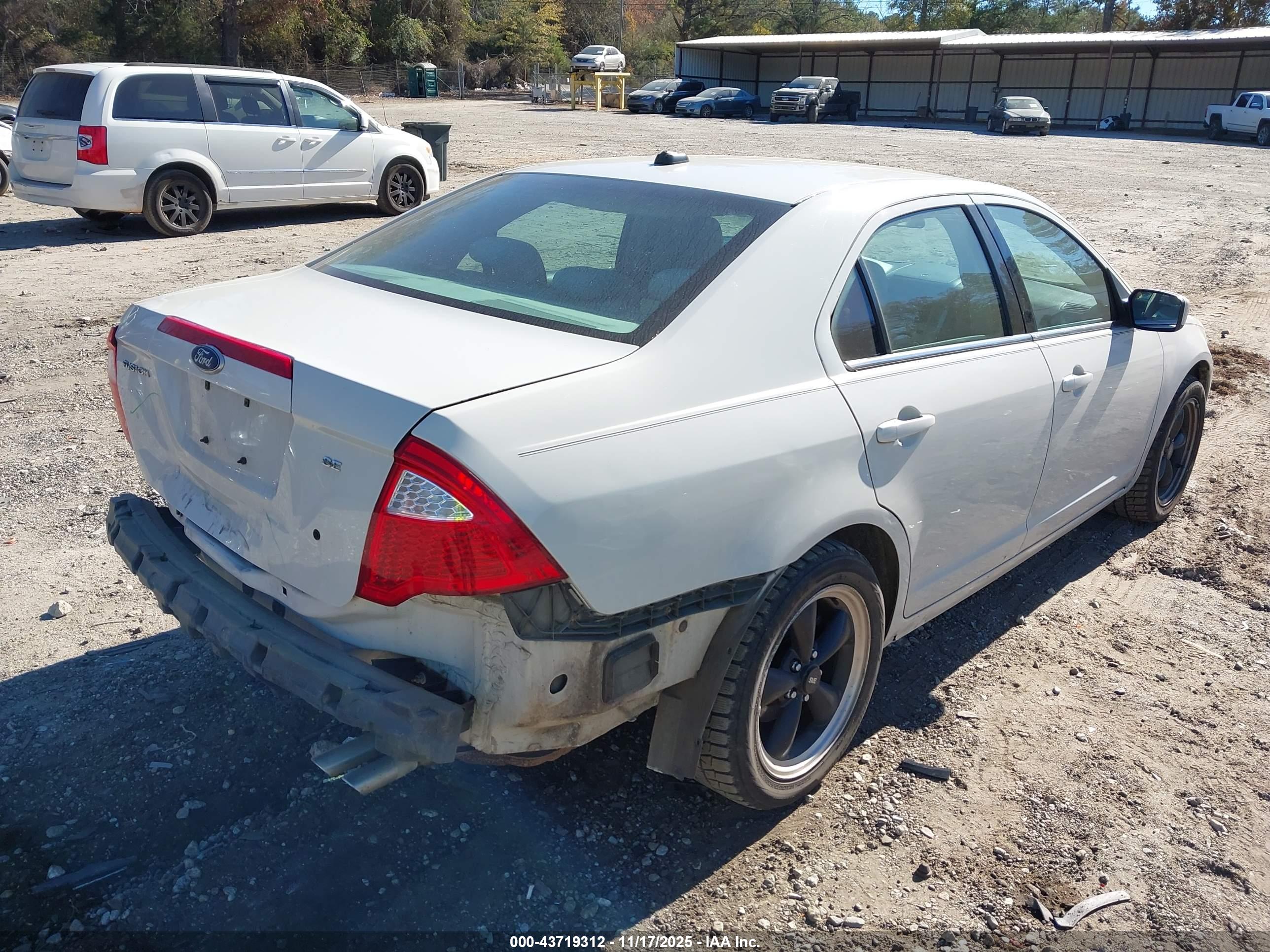 FORD FUSION image 4