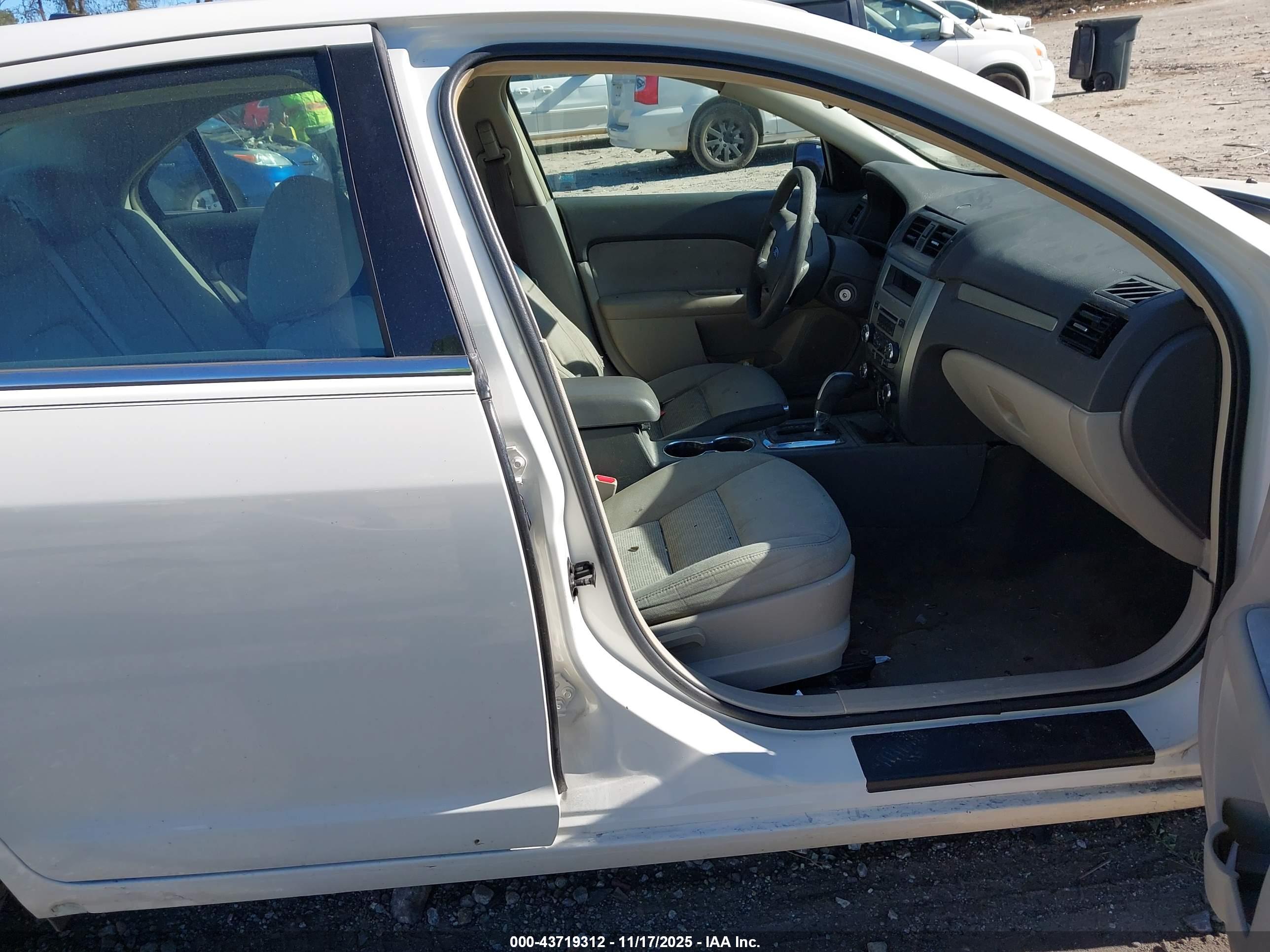 FORD FUSION image 5