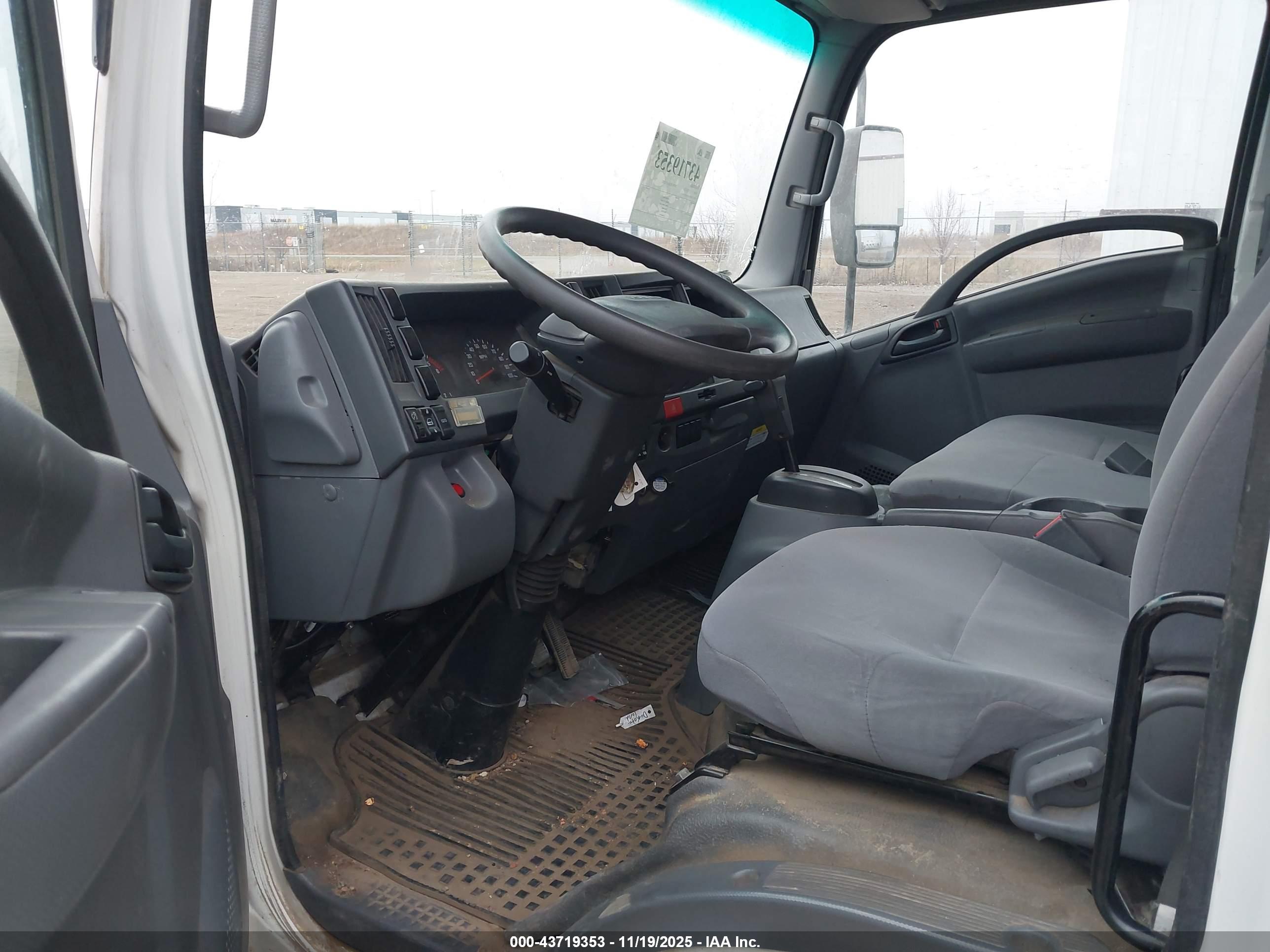 ISUZU NPR image 7