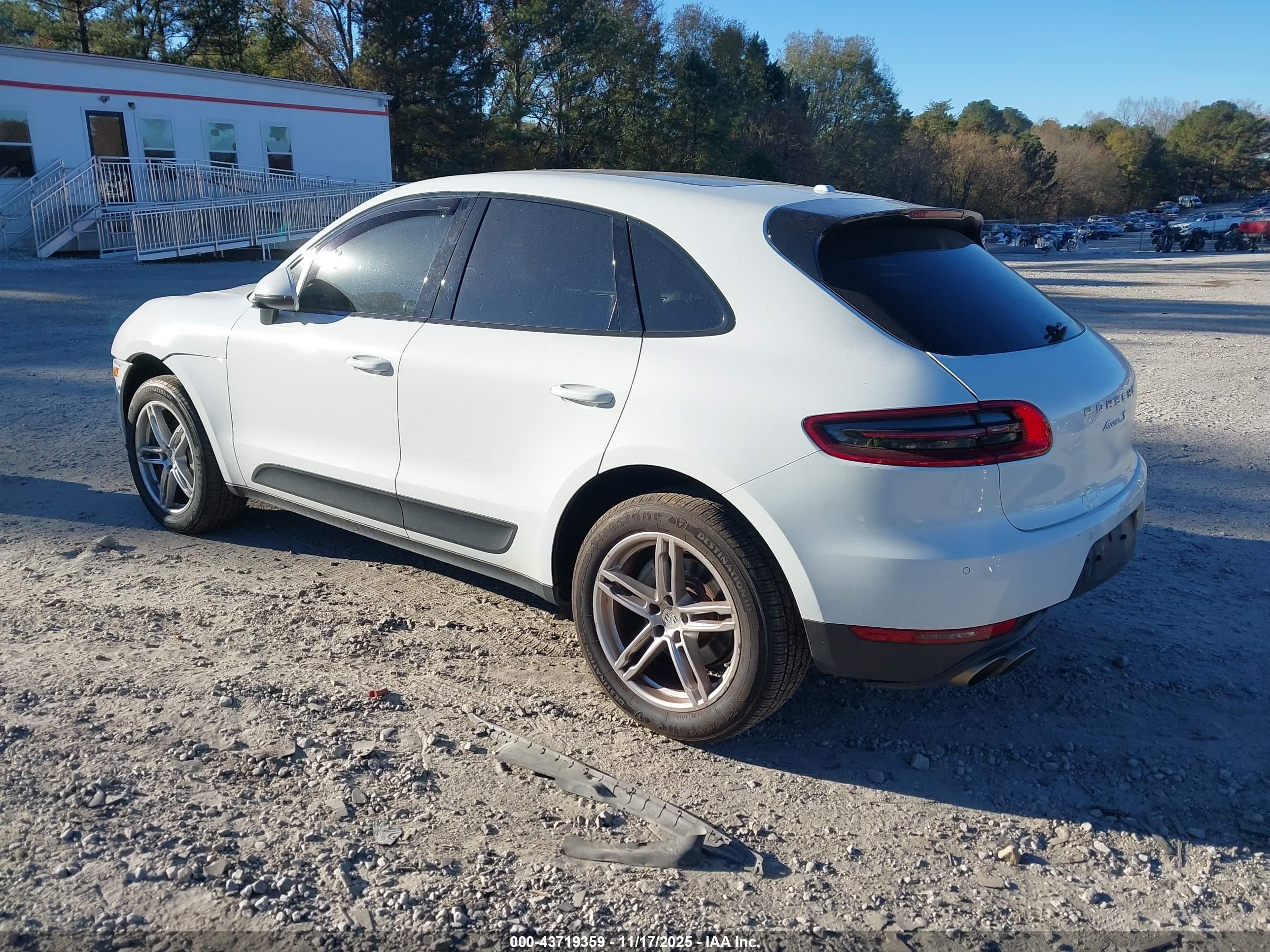 PORSCHE MACAN image 3