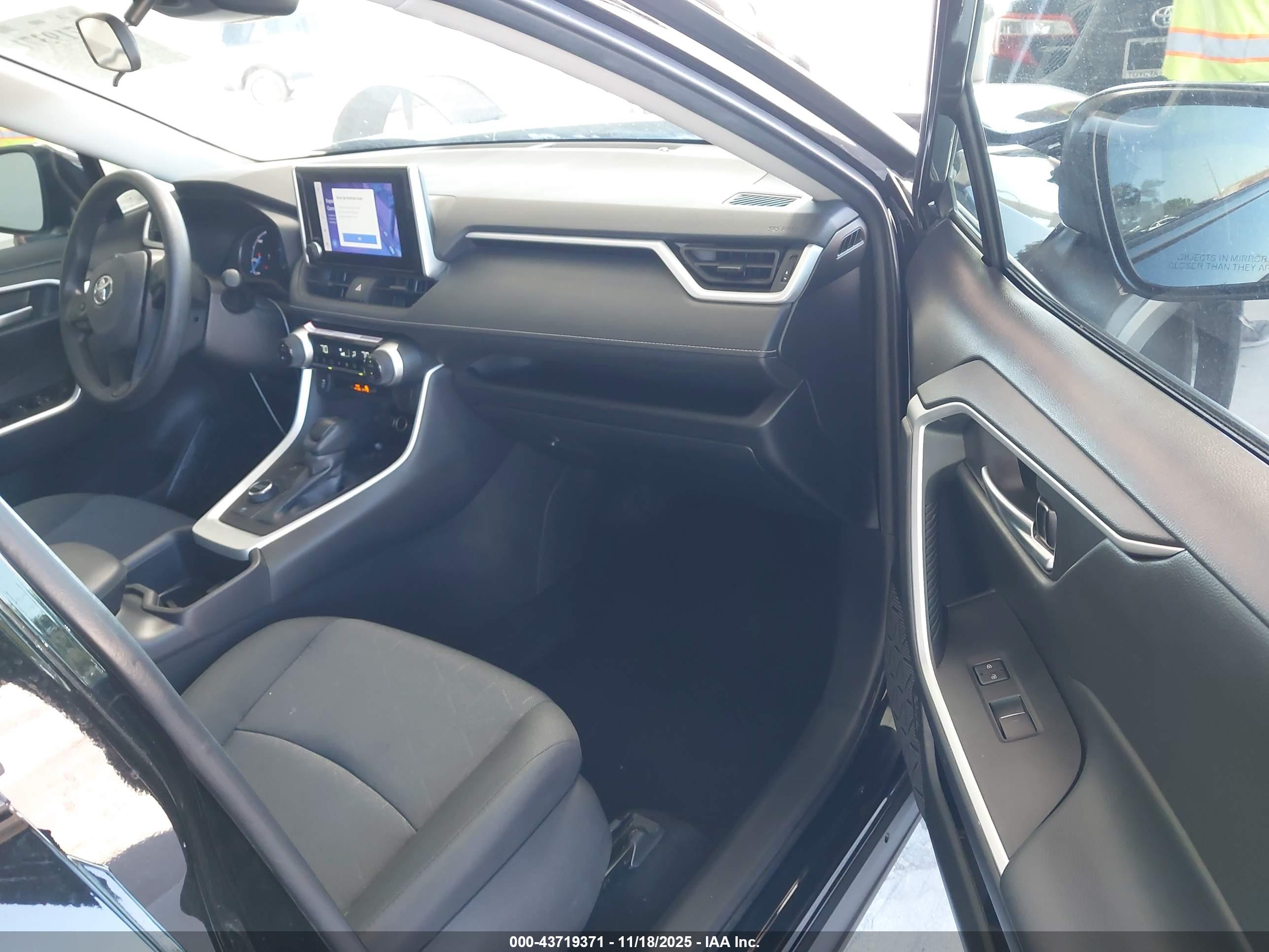 TOYOTA RAV4 image 5