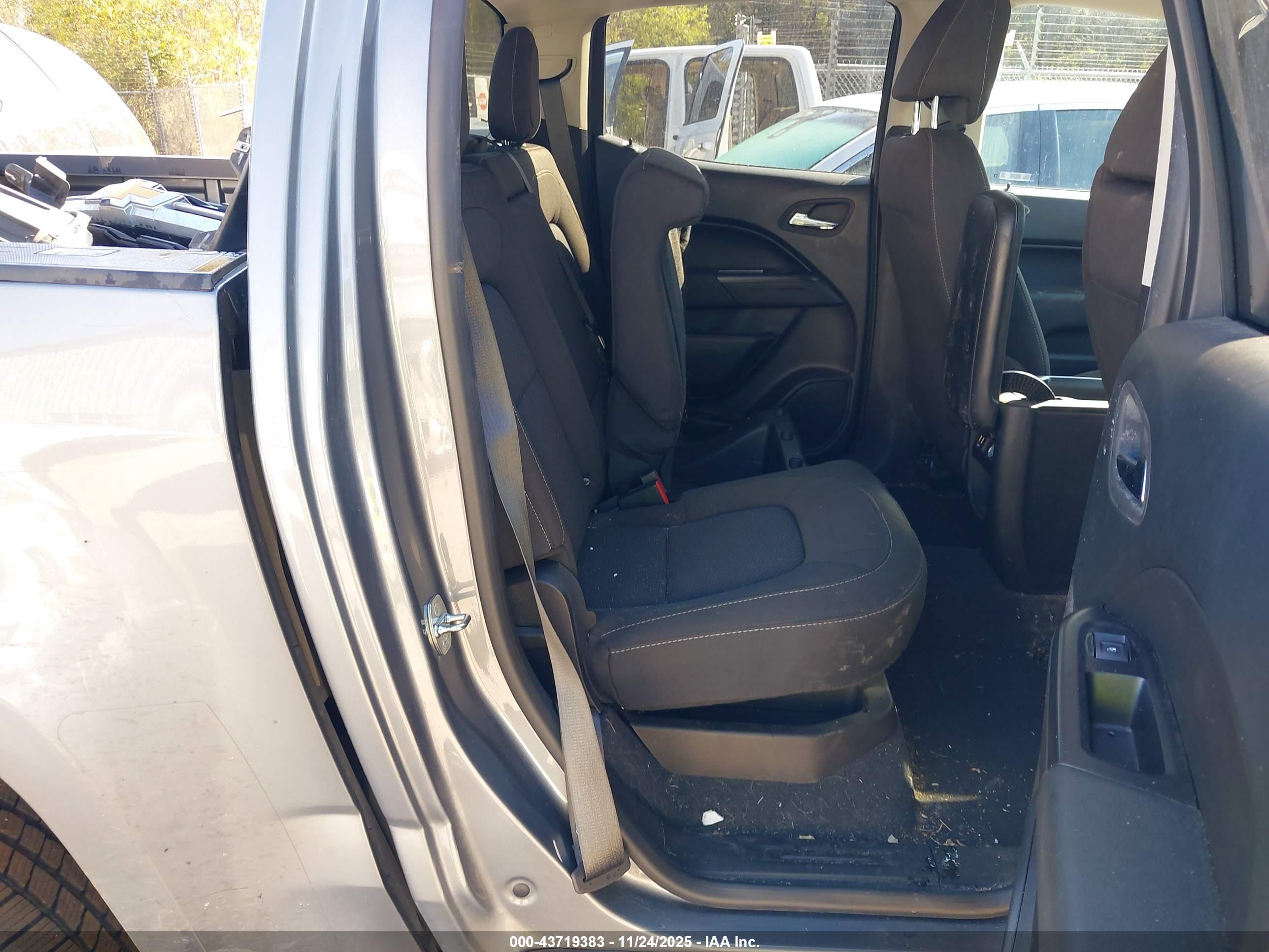 CHEVROLET COLORADO image 8