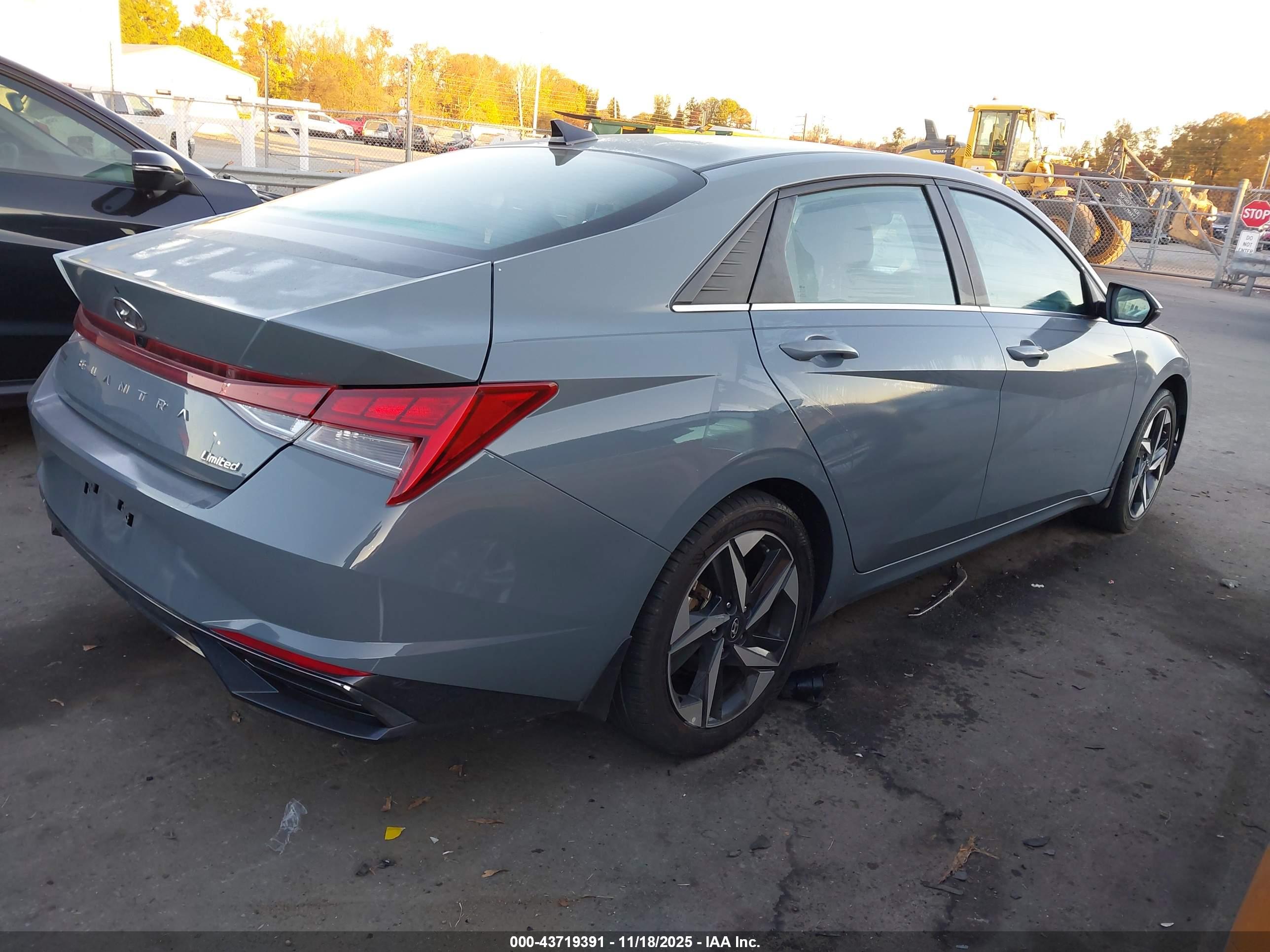 HYUNDAI ELANTRA image 4