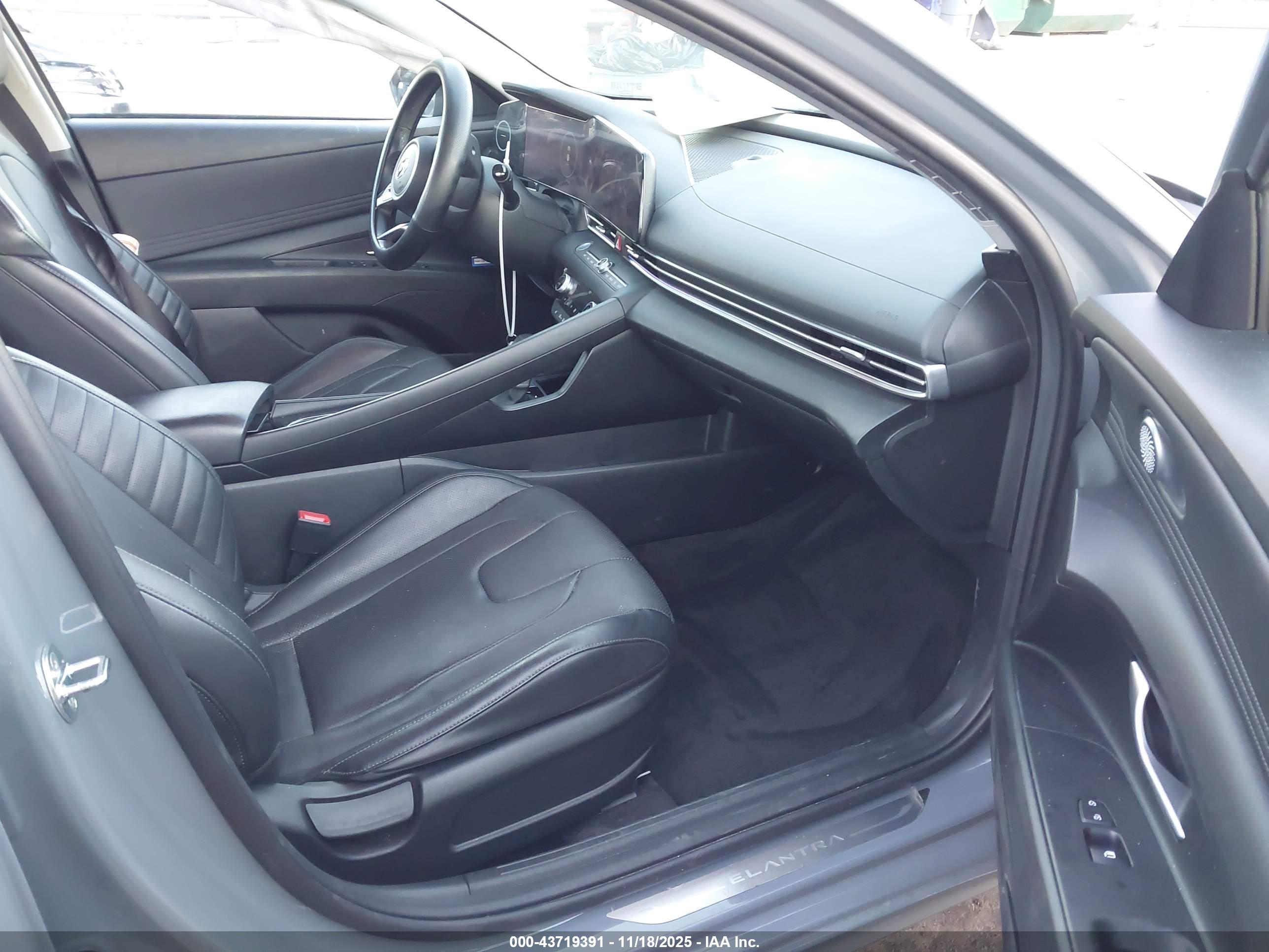HYUNDAI ELANTRA image 5