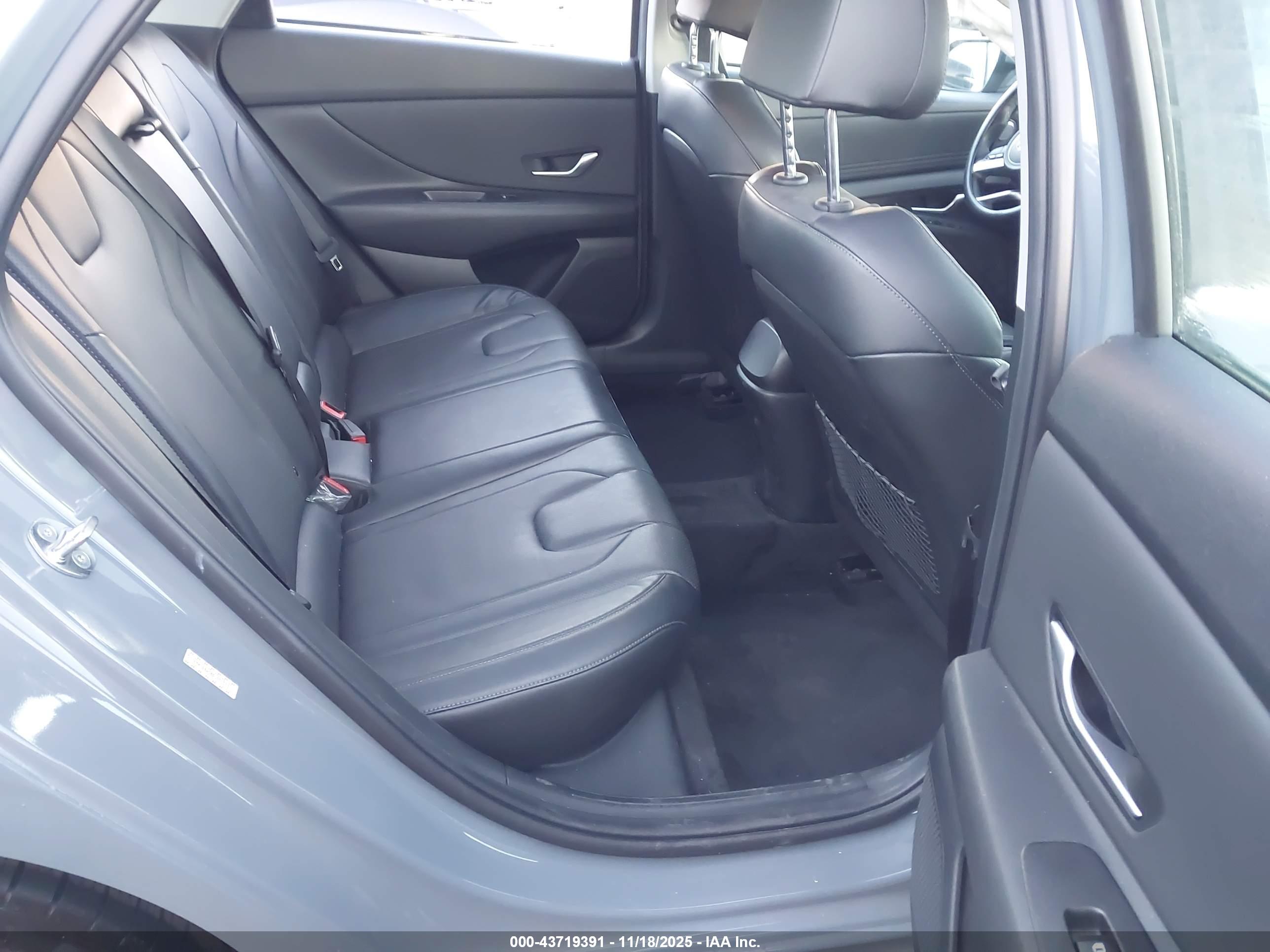 HYUNDAI ELANTRA image 8