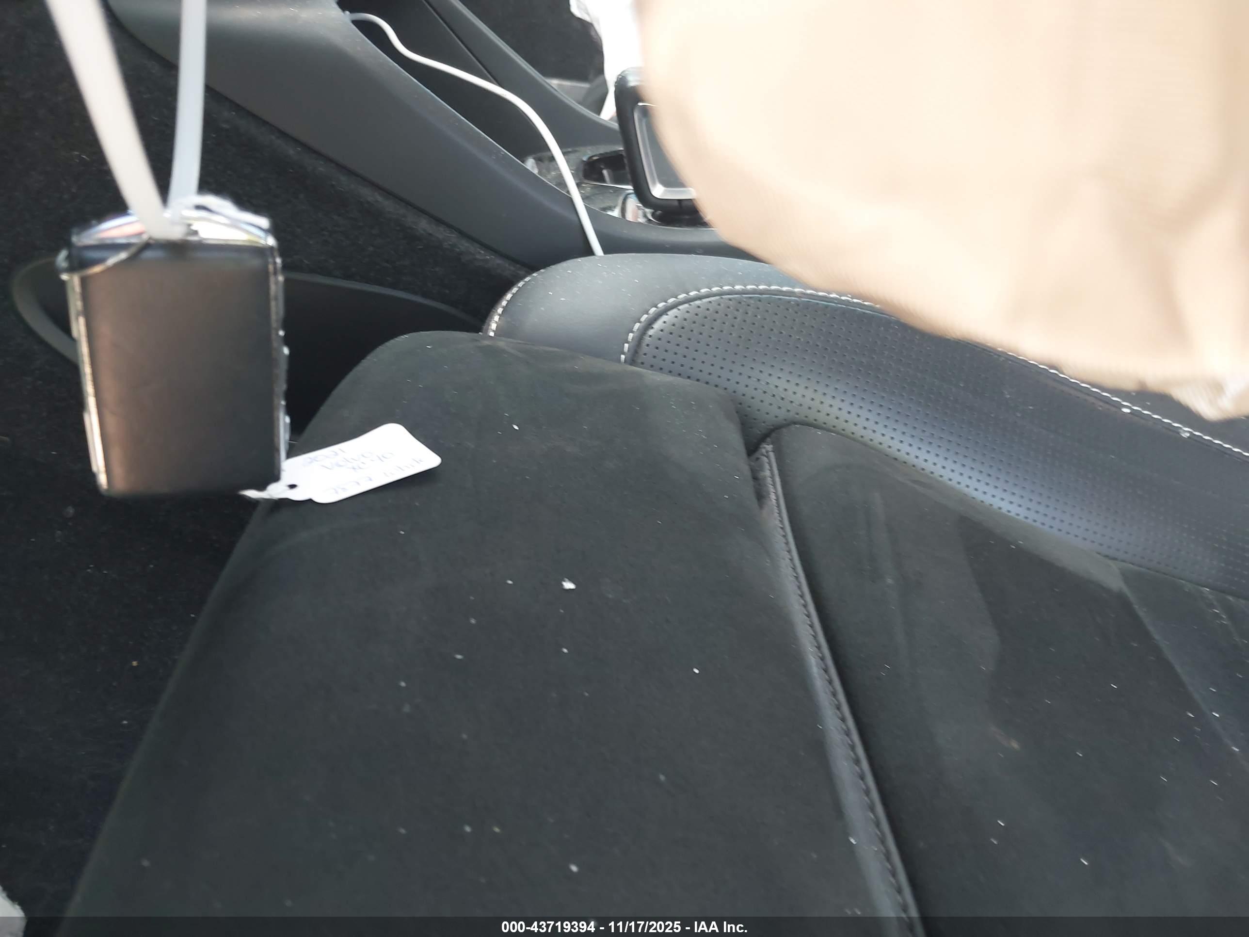 VOLVO XC40 image 11