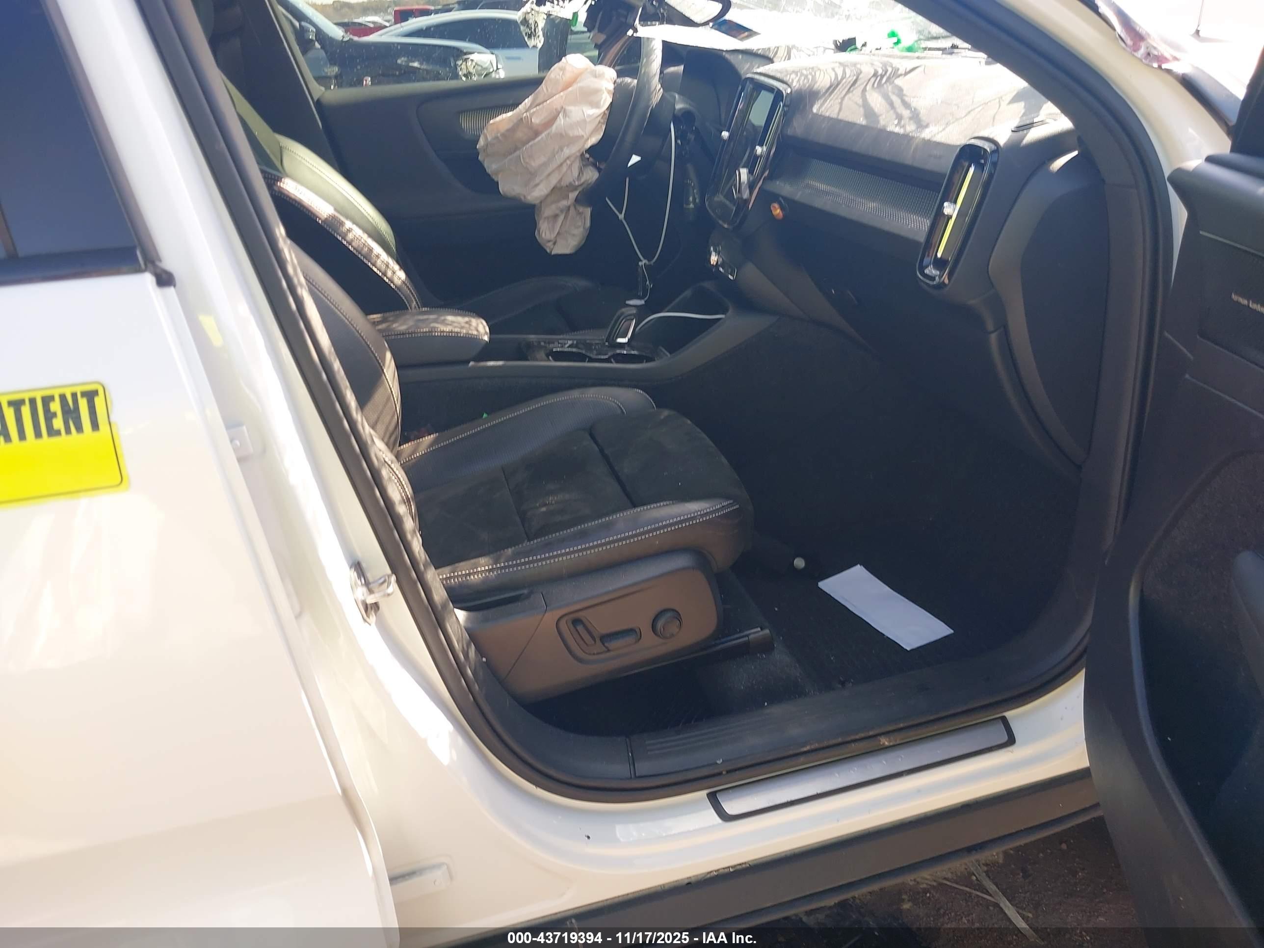 VOLVO XC40 image 5