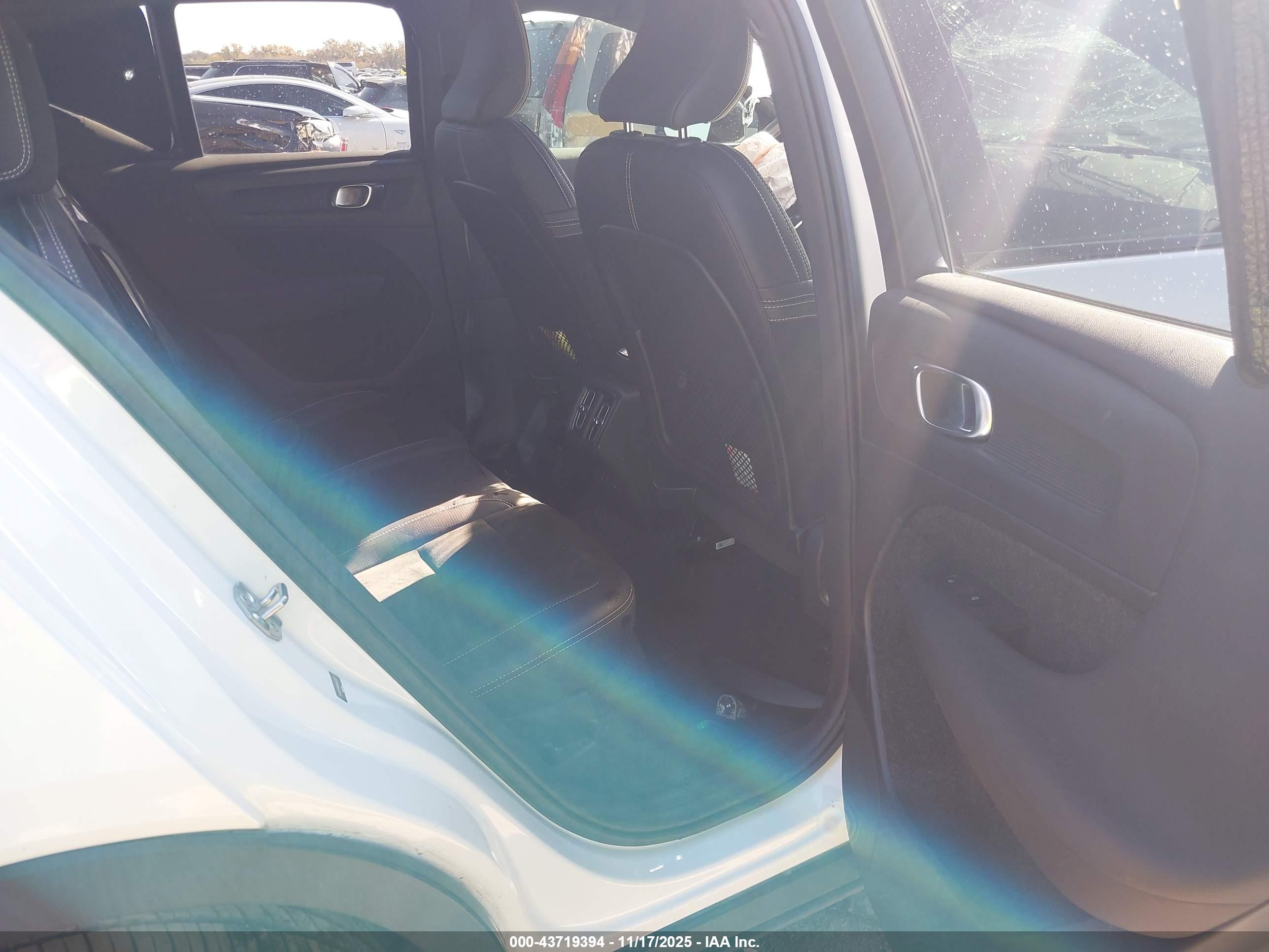 VOLVO XC40 image 8