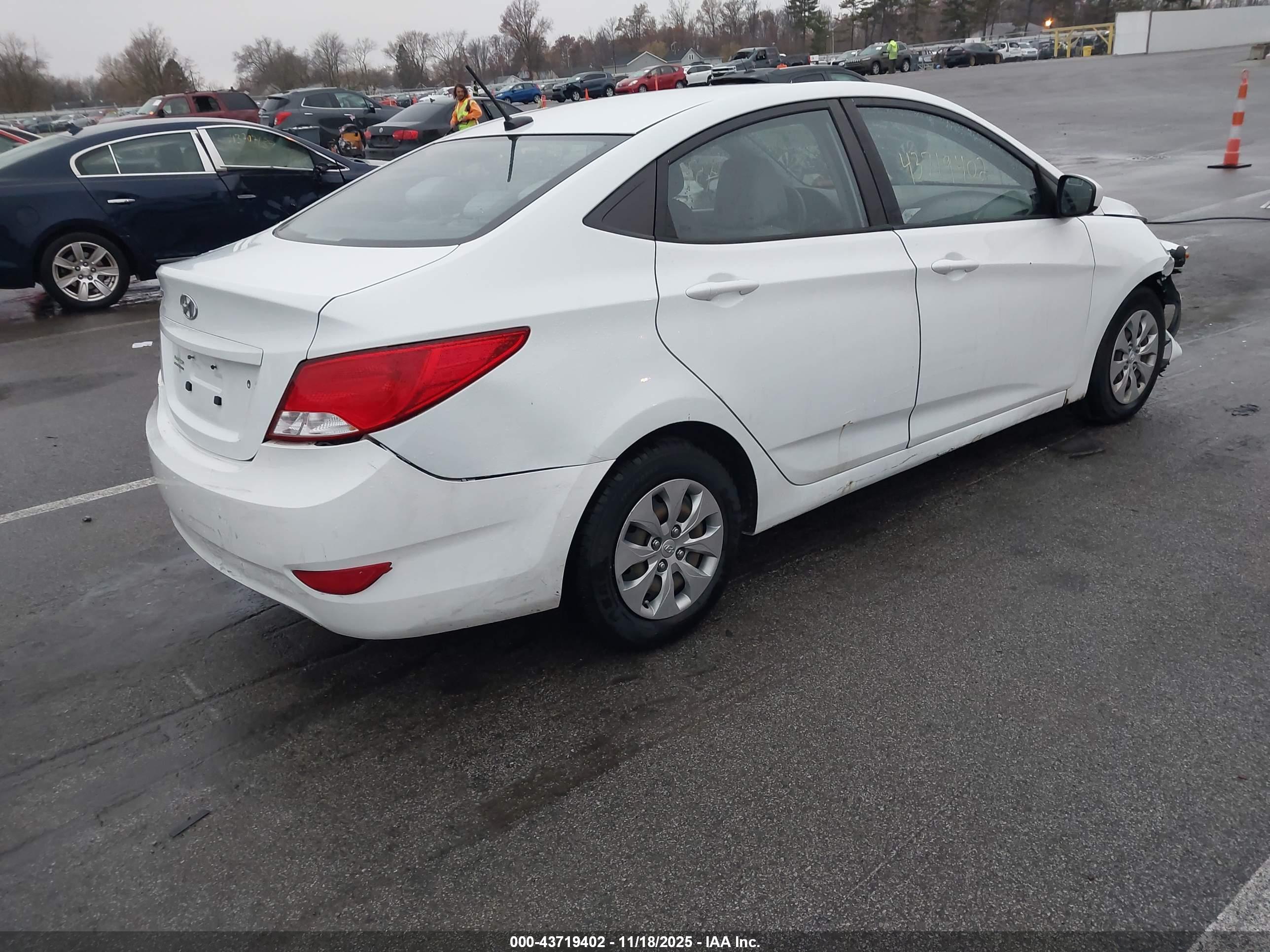 HYUNDAI ACCENT image 4