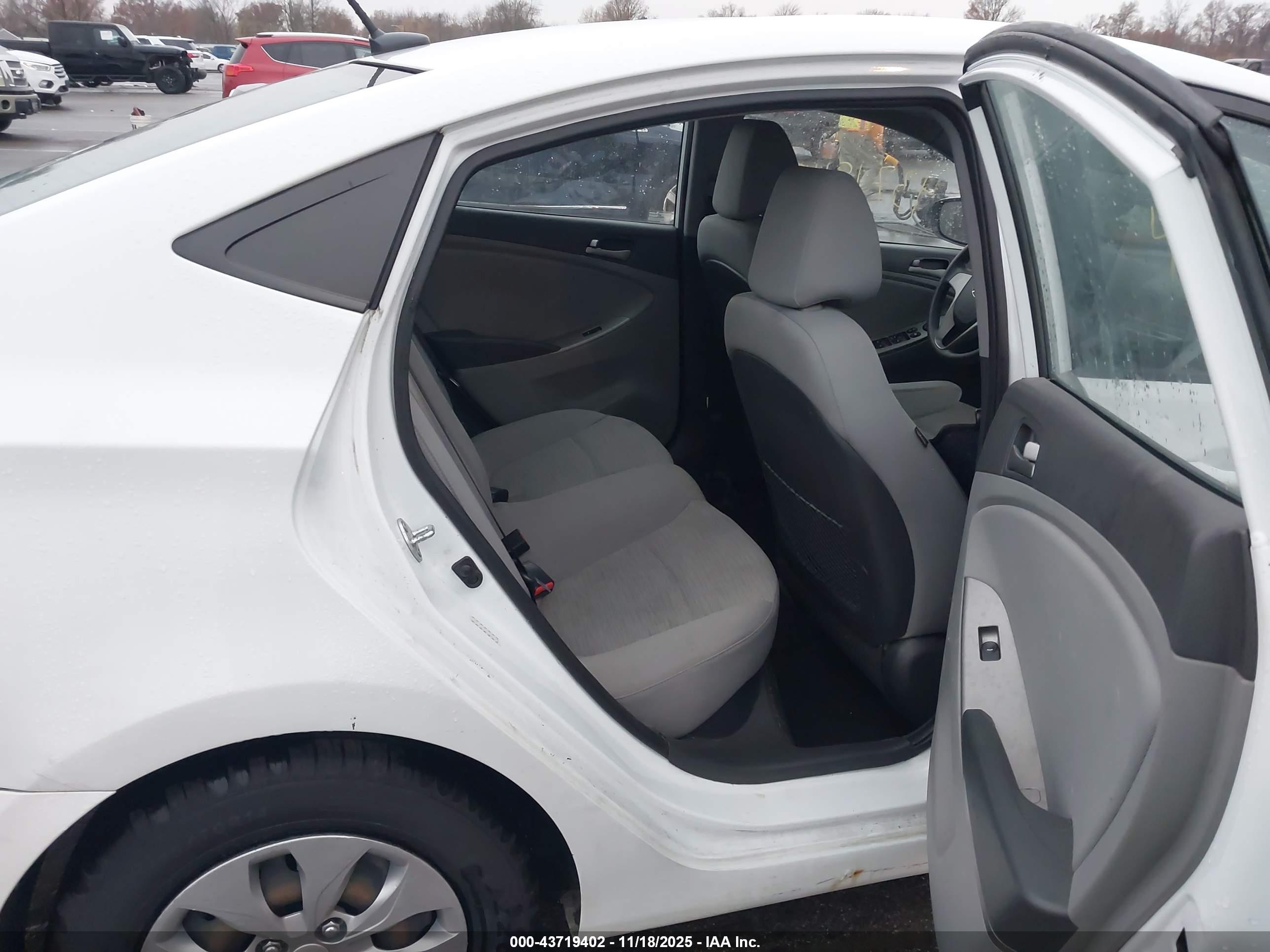 HYUNDAI ACCENT image 8