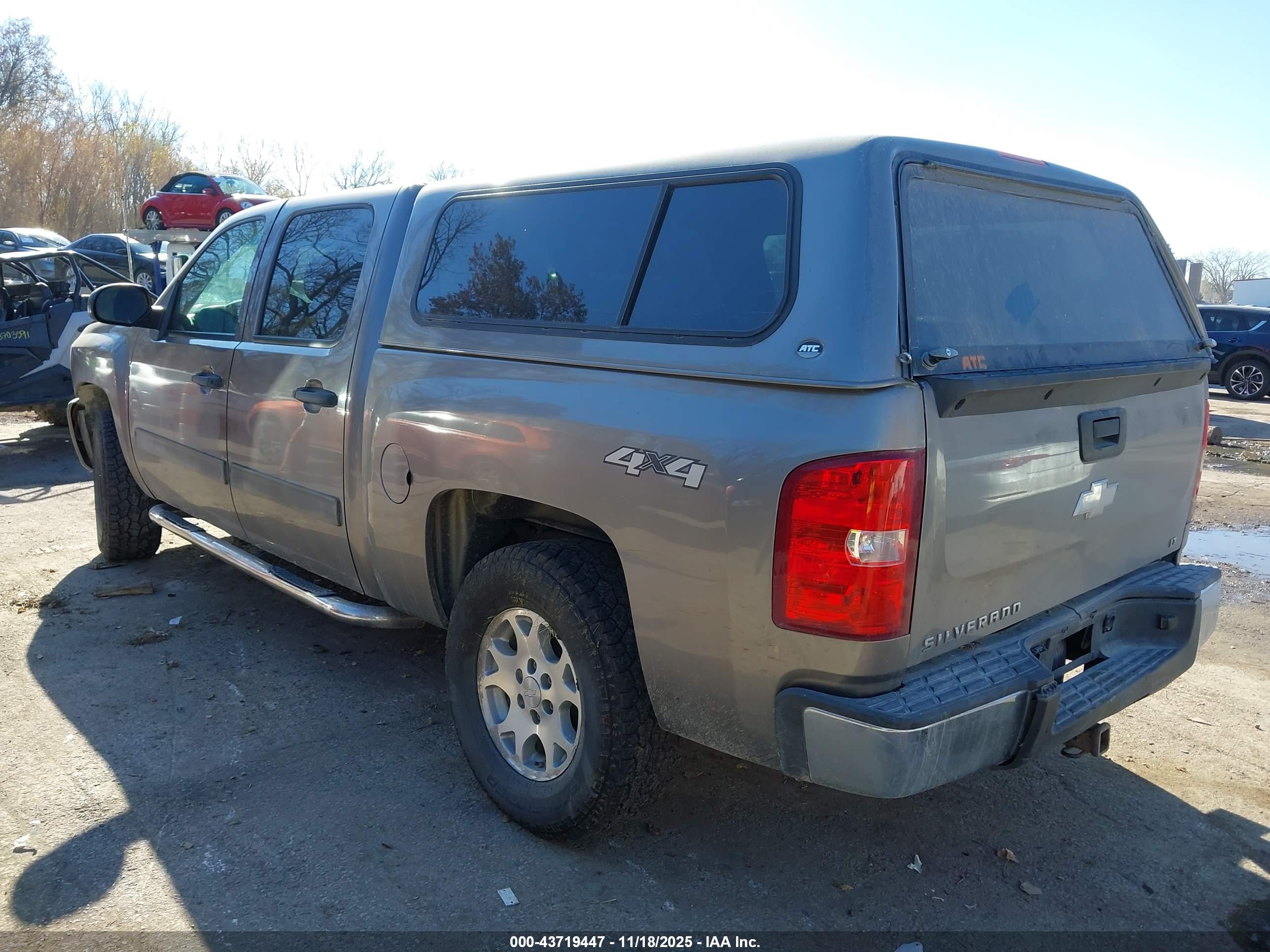 CHEVROLET SILVERADO image 3