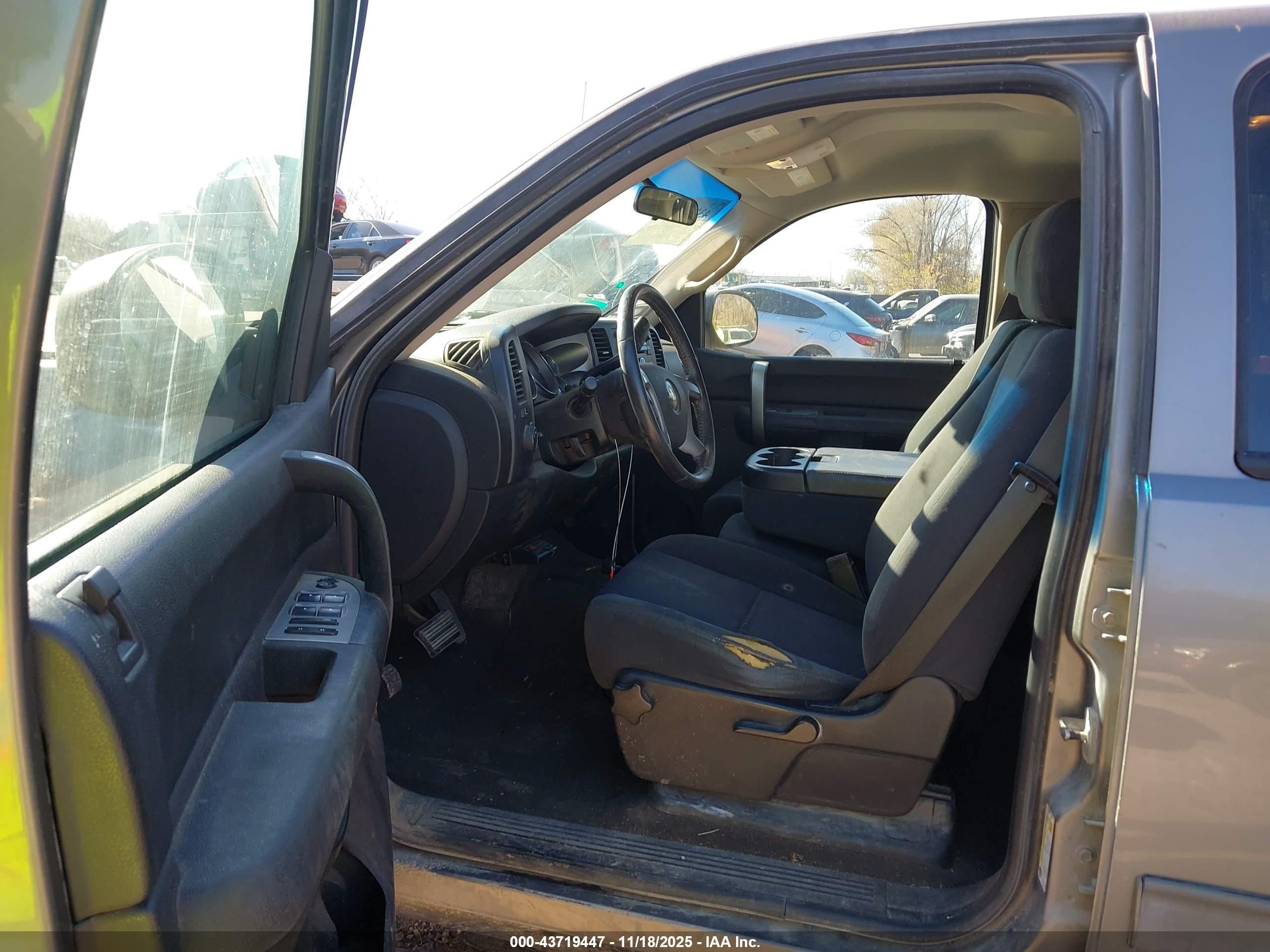 CHEVROLET SILVERADO image 5