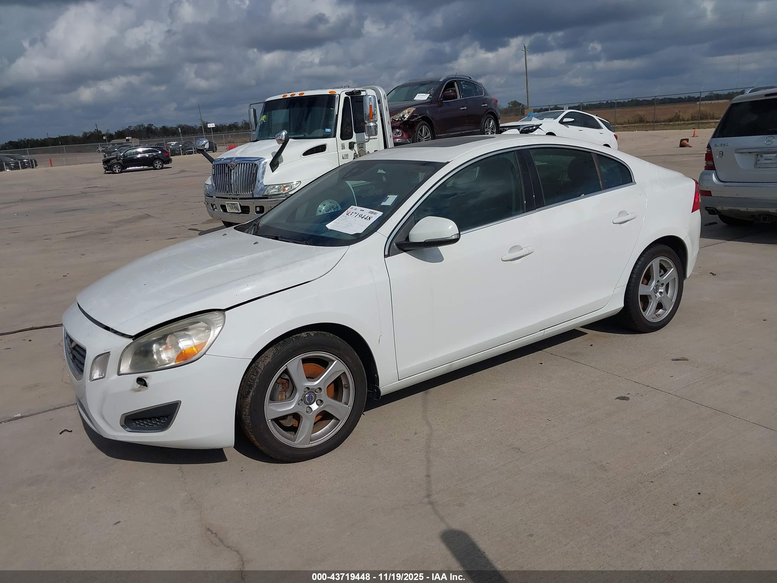 VOLVO S60 image 2