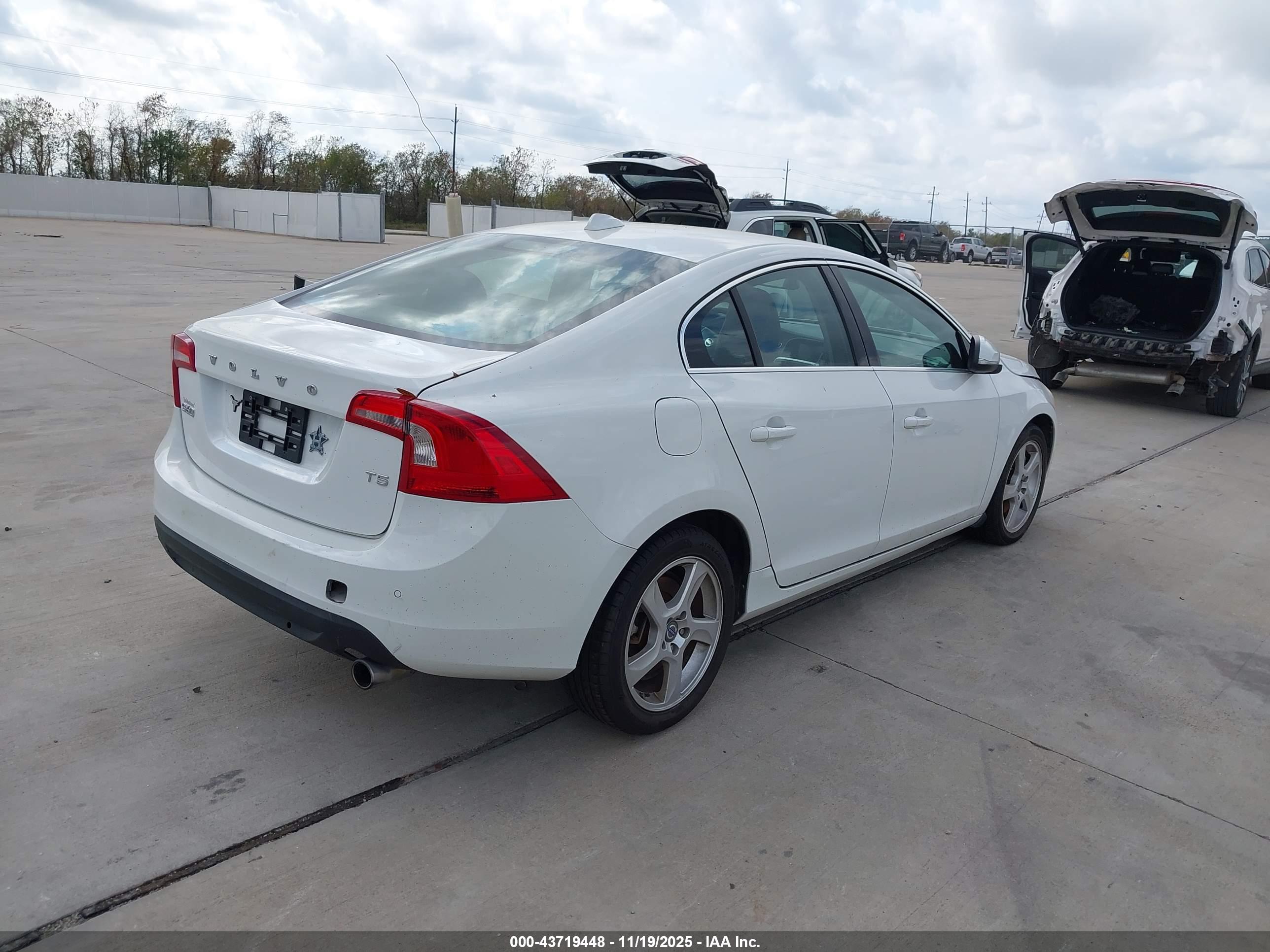 VOLVO S60 image 4