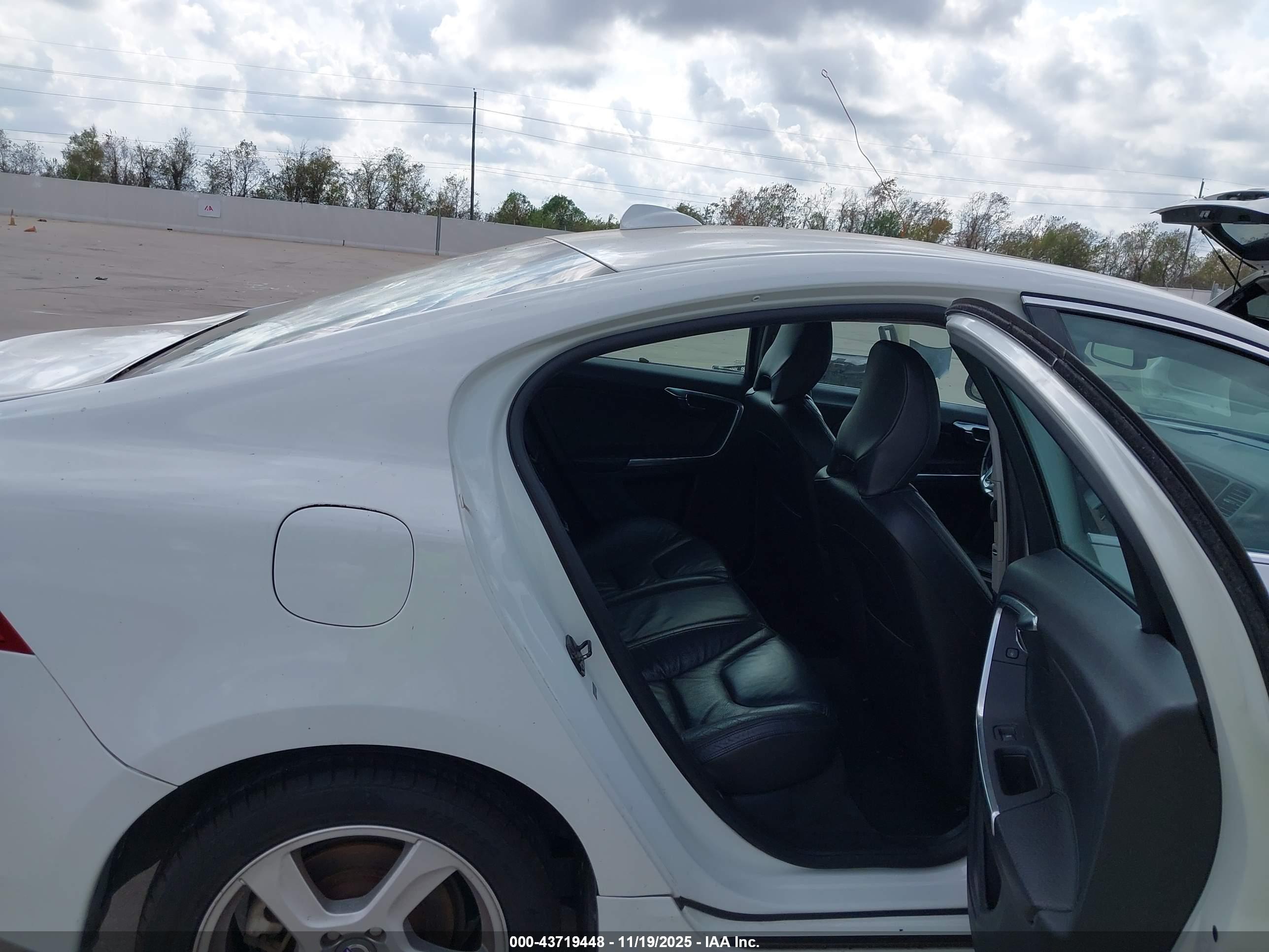 VOLVO S60 image 8