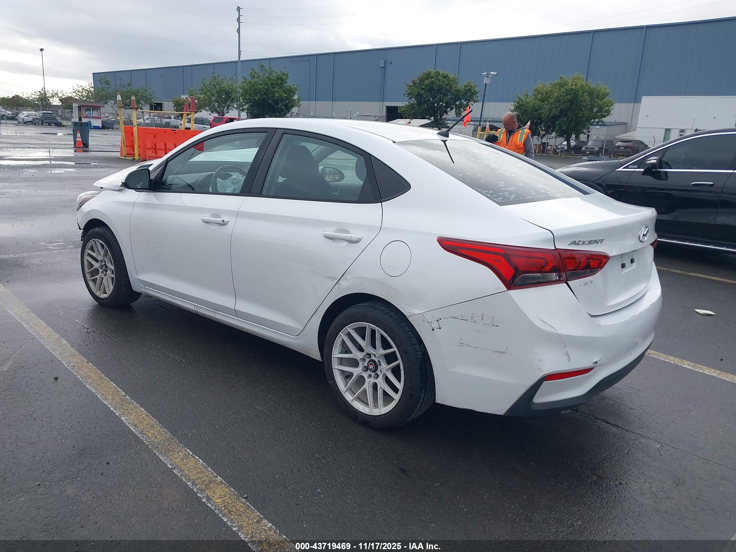 HYUNDAI ACCENT image 3