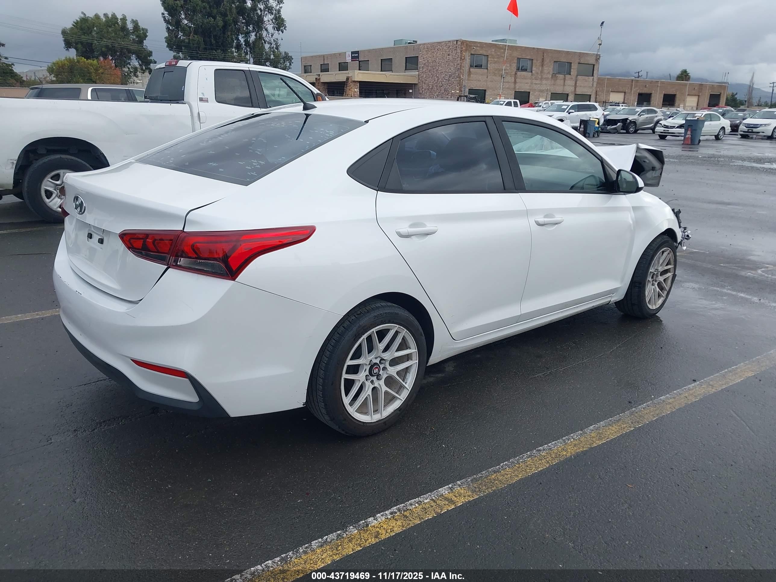 HYUNDAI ACCENT image 4