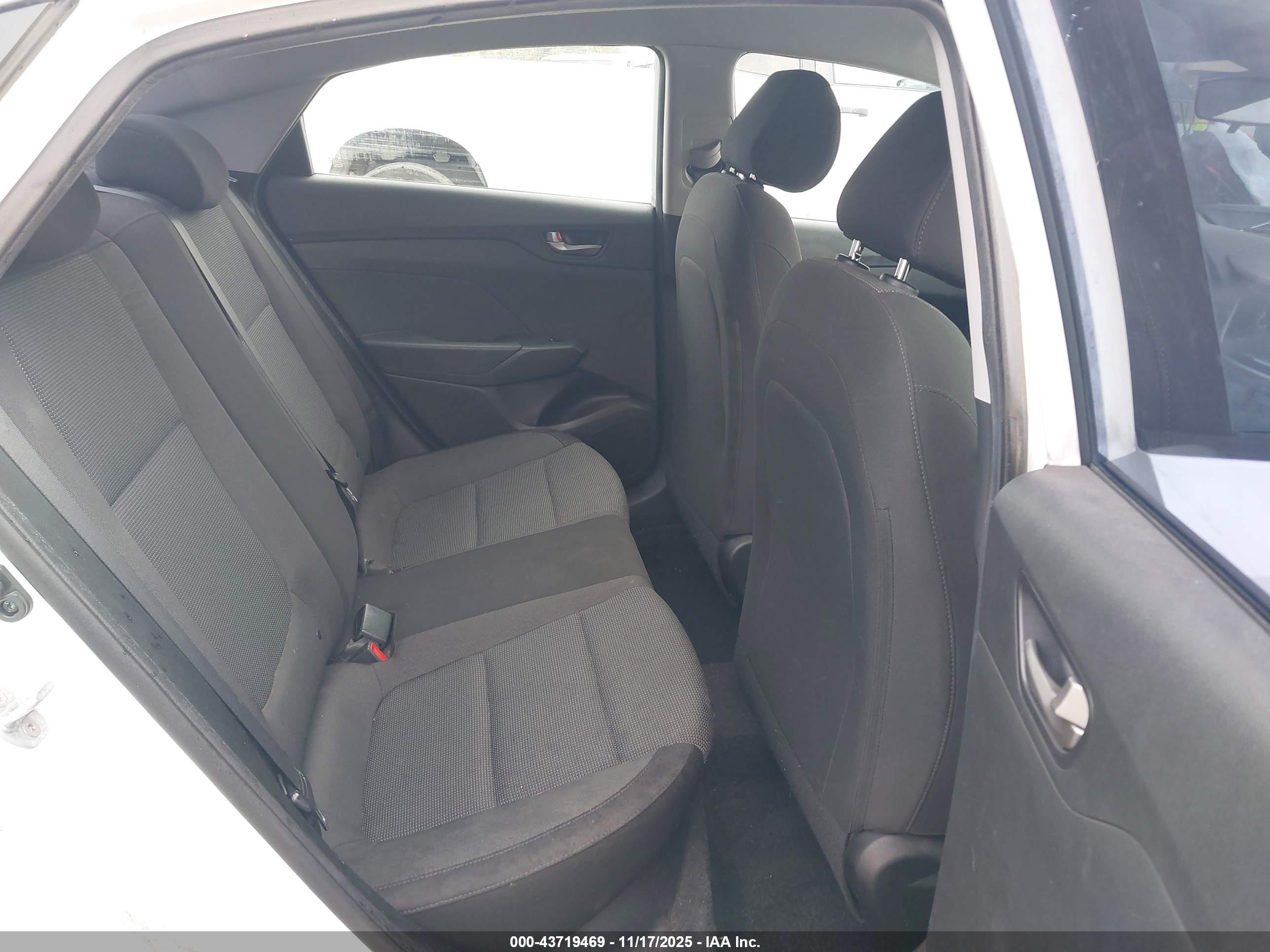 HYUNDAI ACCENT image 8