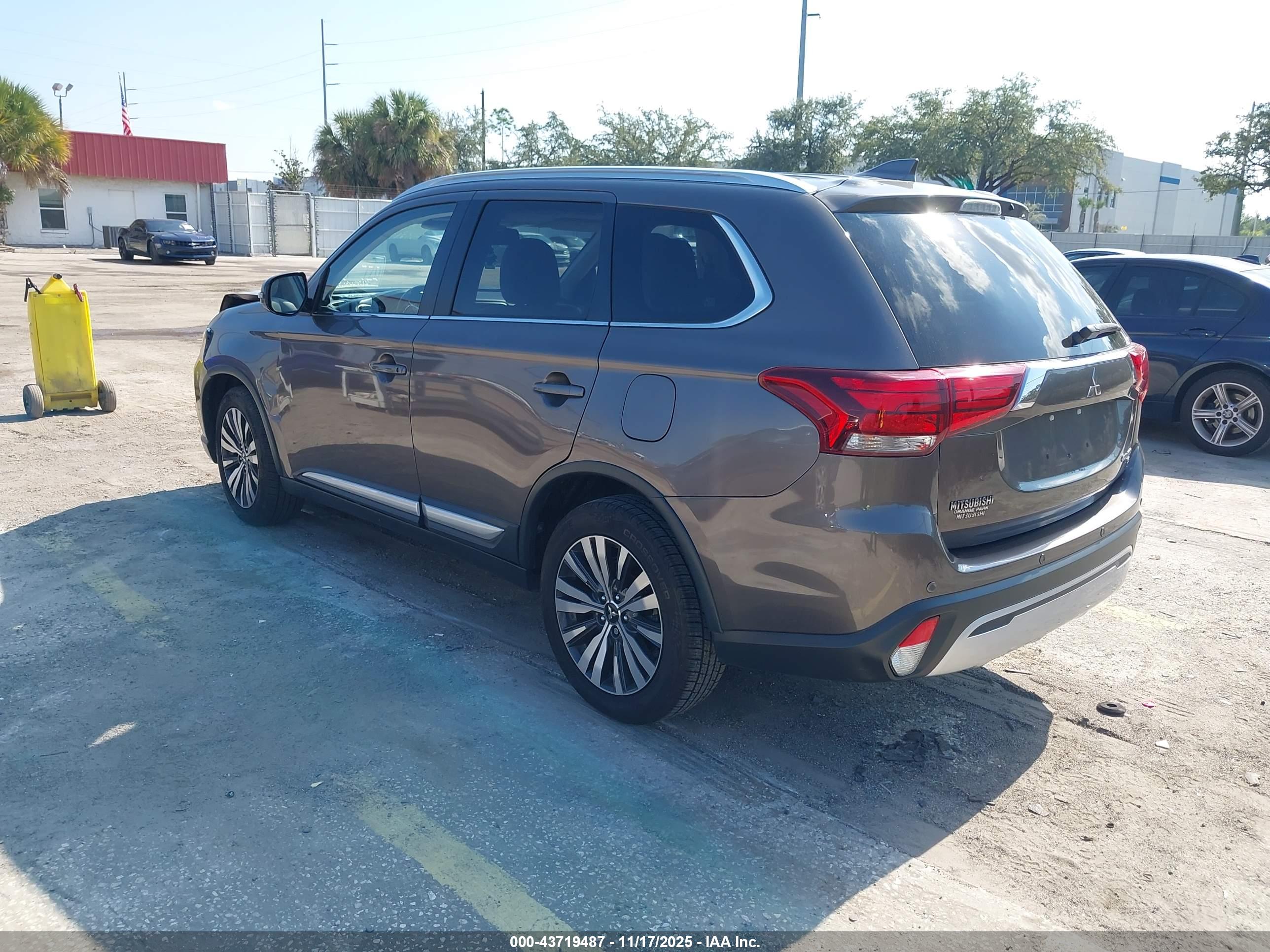 MITSUBISHI OUTLANDER image 3