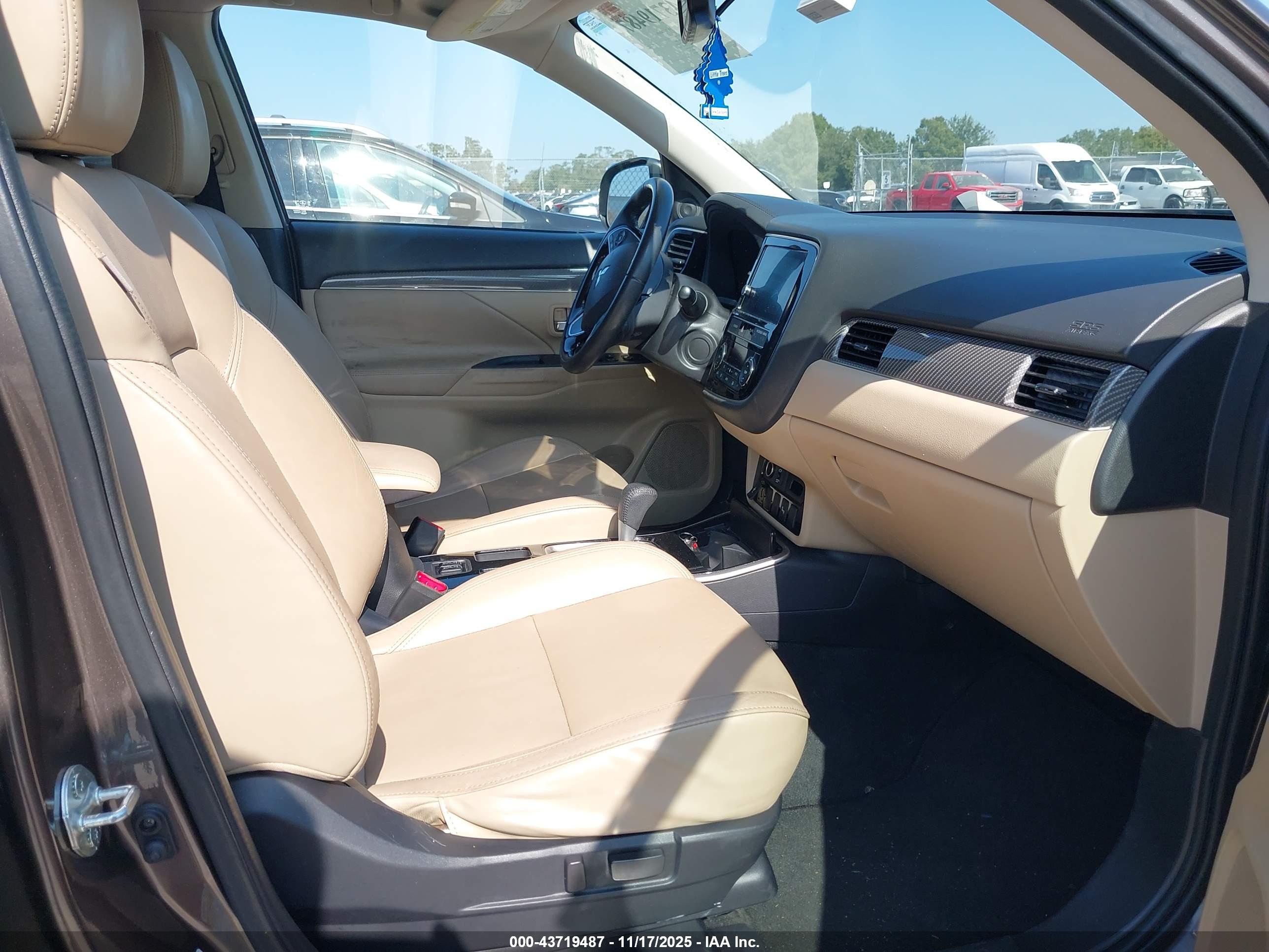 MITSUBISHI OUTLANDER image 5