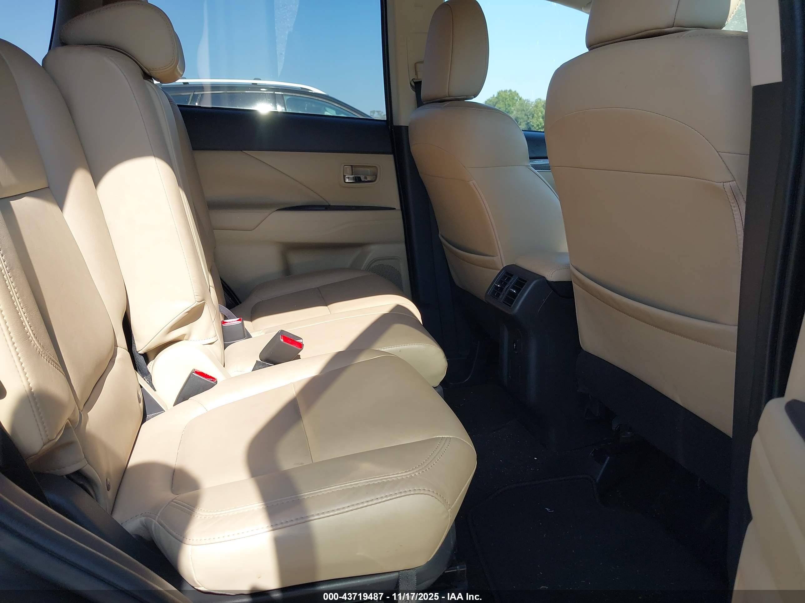 MITSUBISHI OUTLANDER image 8