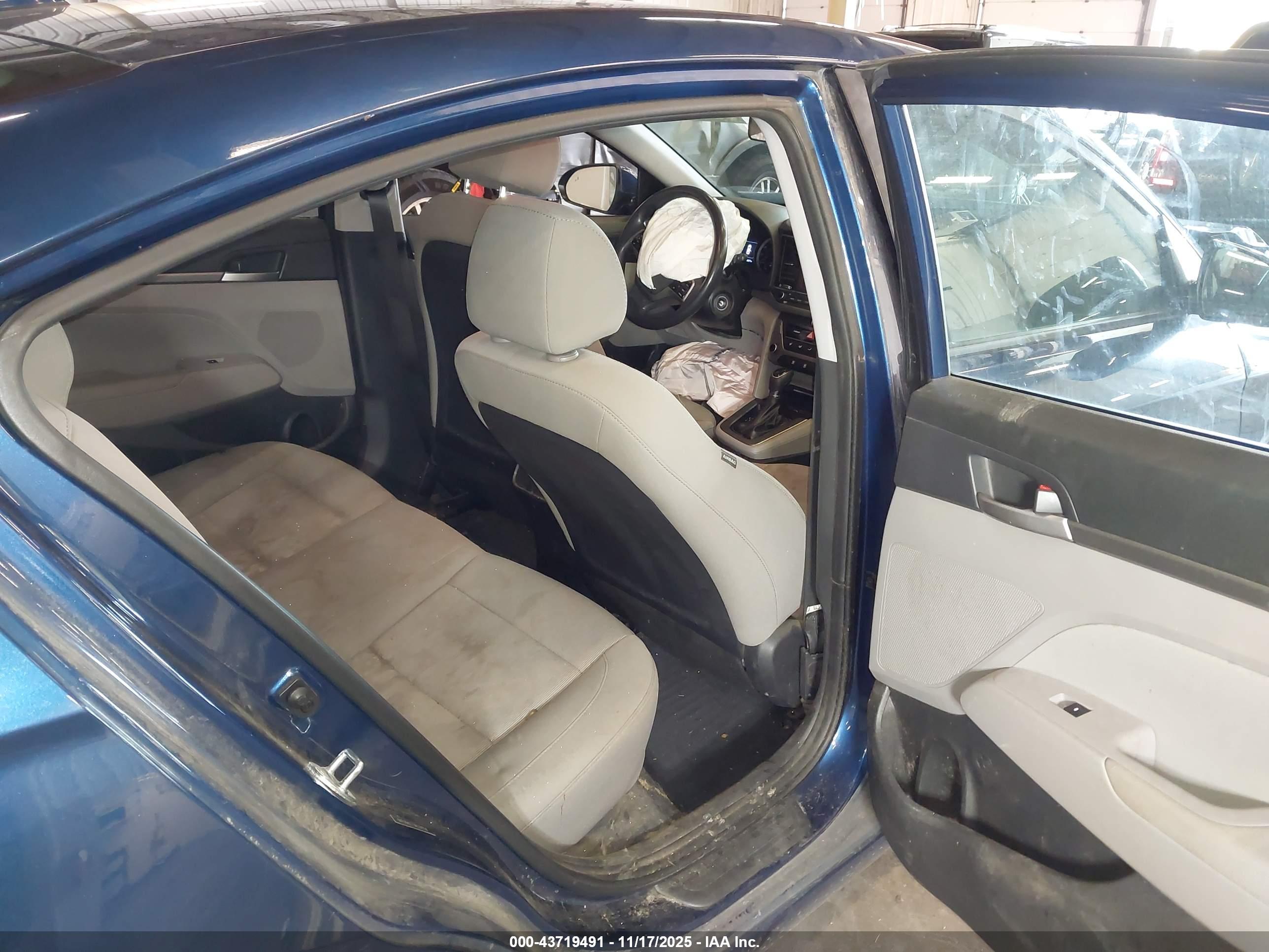 HYUNDAI ELANTRA image 8