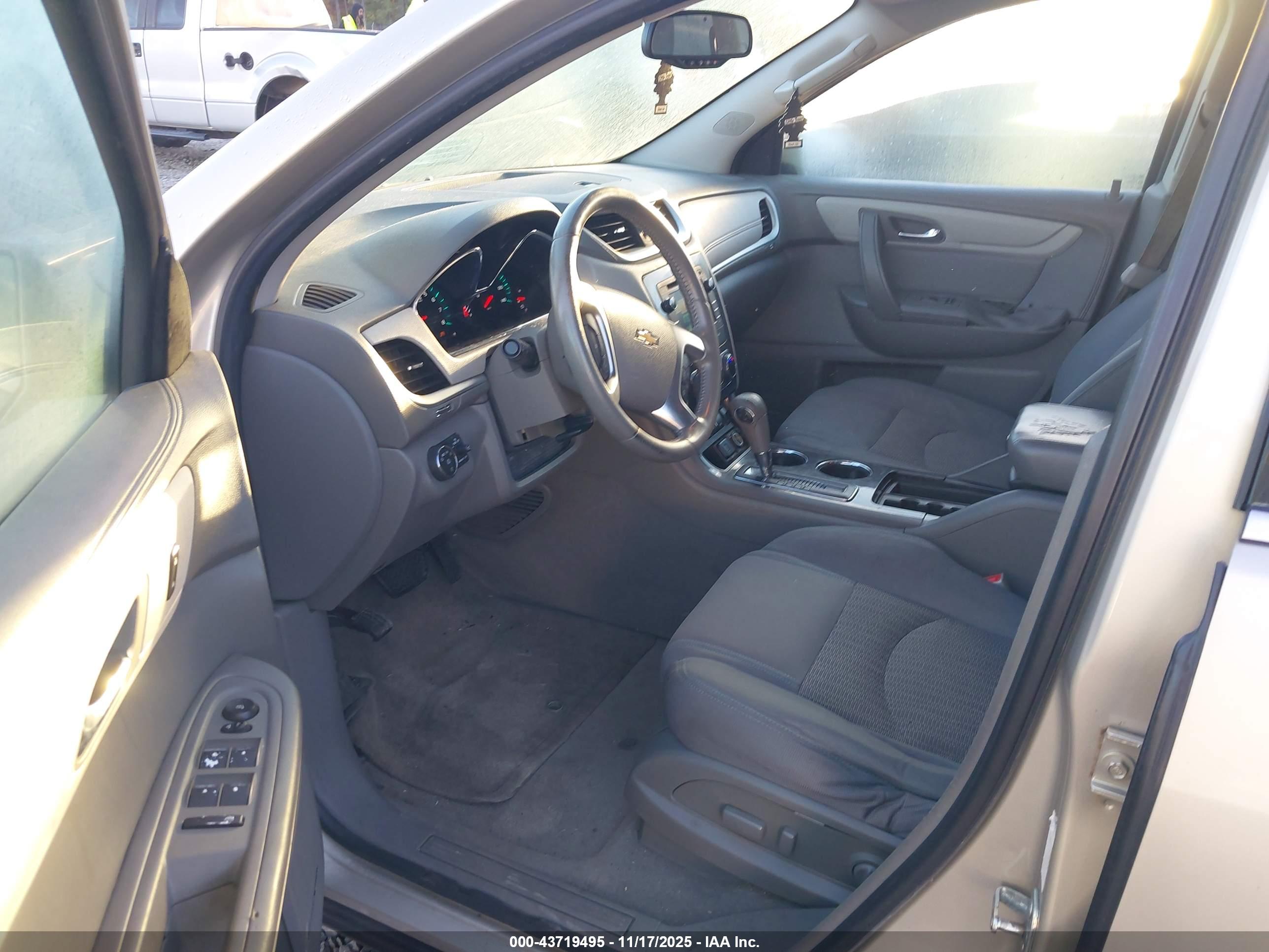 CHEVROLET TRAVERSE image 5