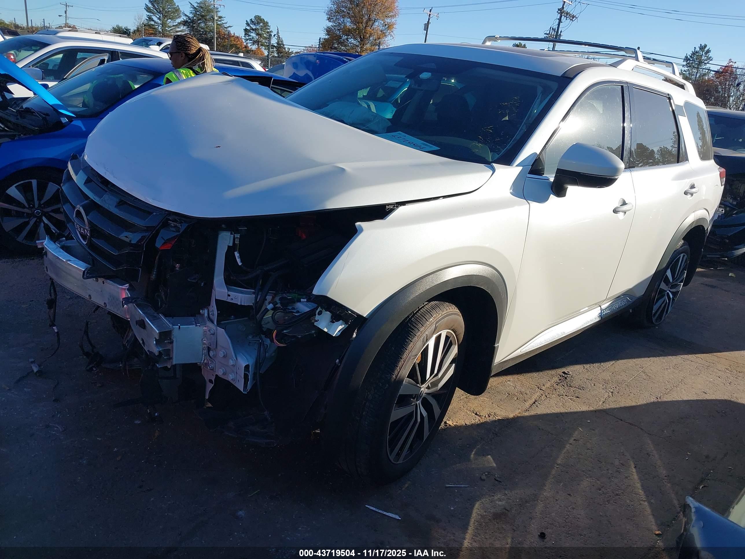 NISSAN PATHFINDER image 2