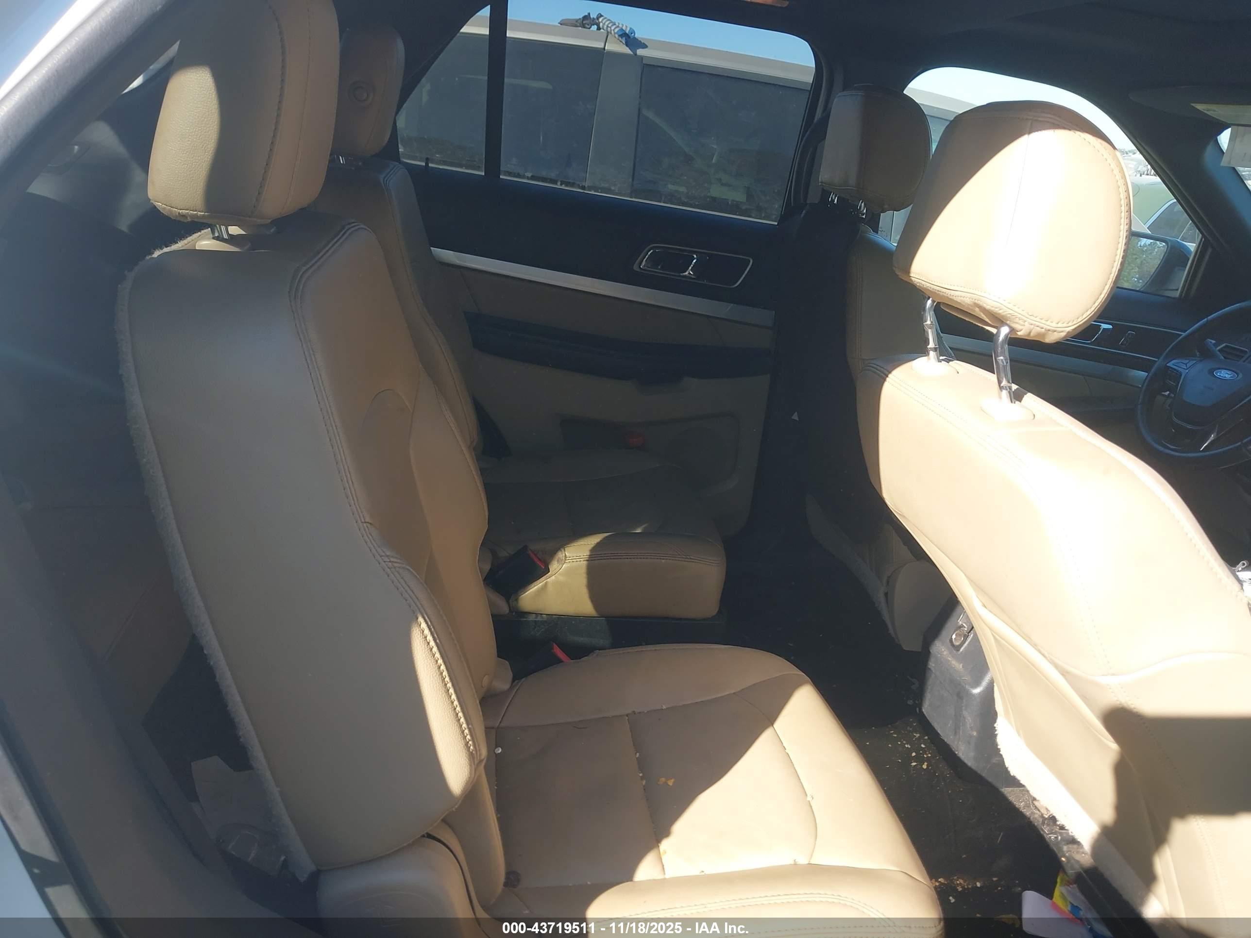 FORD EXPLORER image 8