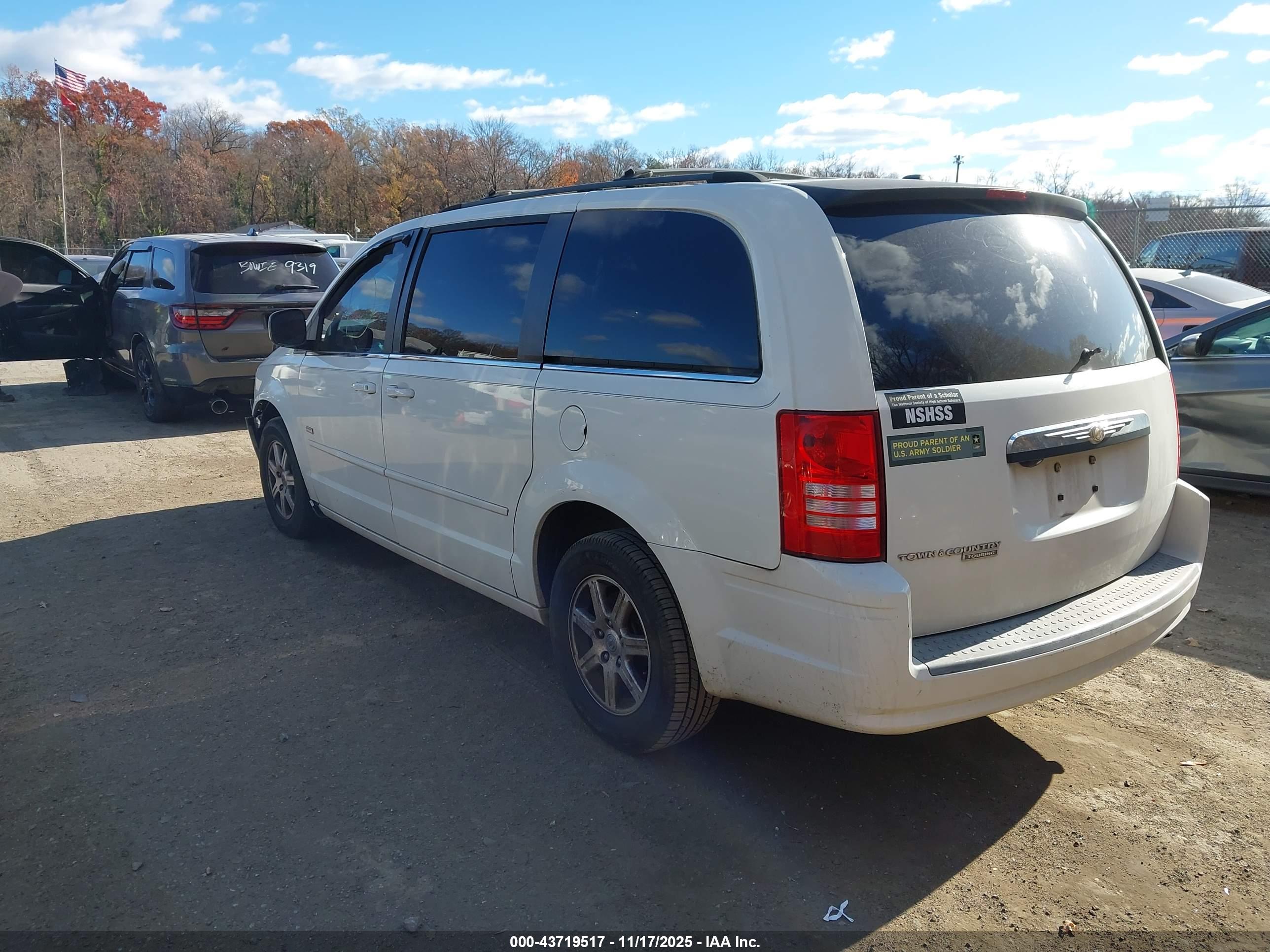 CHRYSLER TOWN image 3