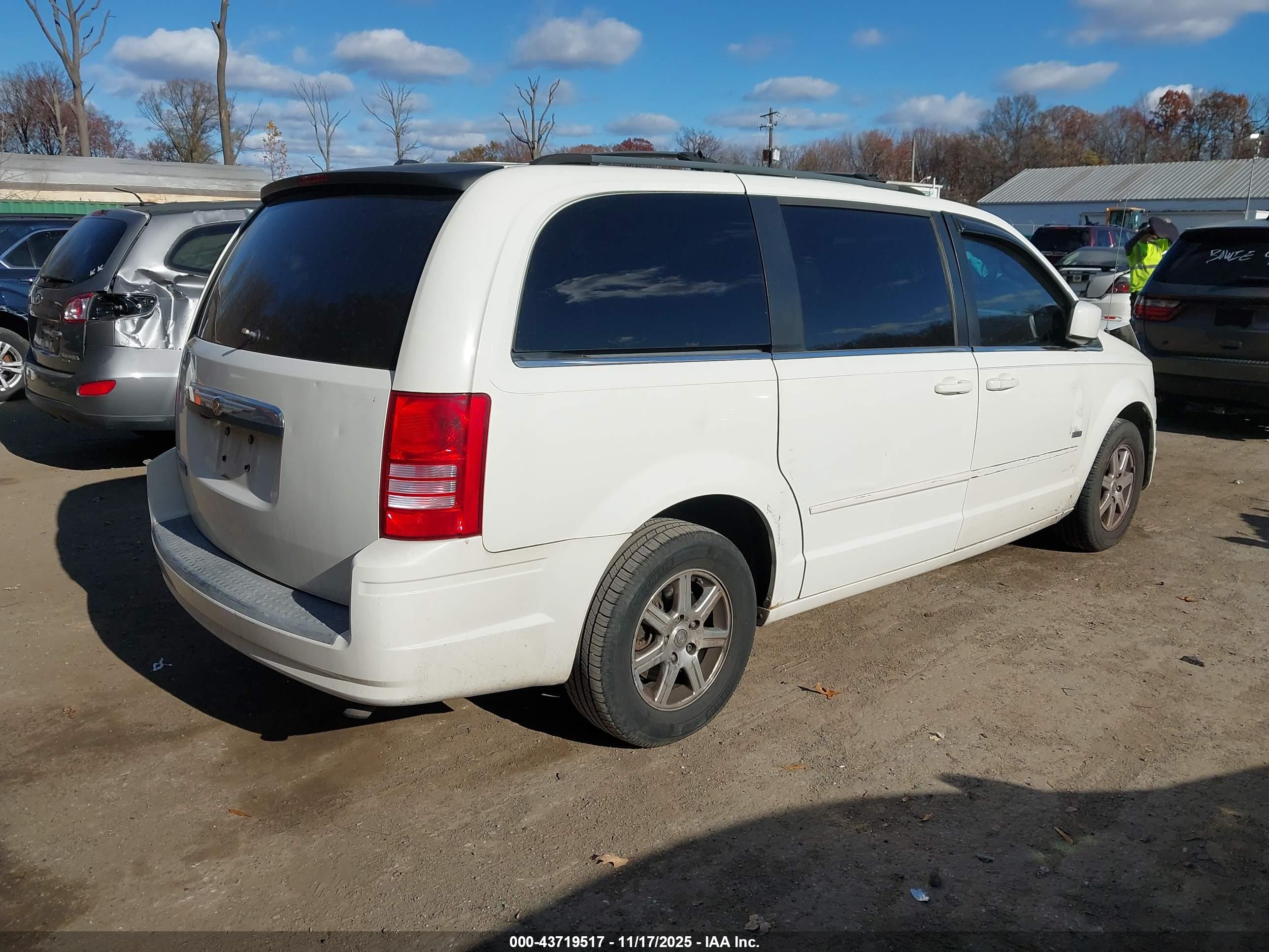 CHRYSLER TOWN image 4