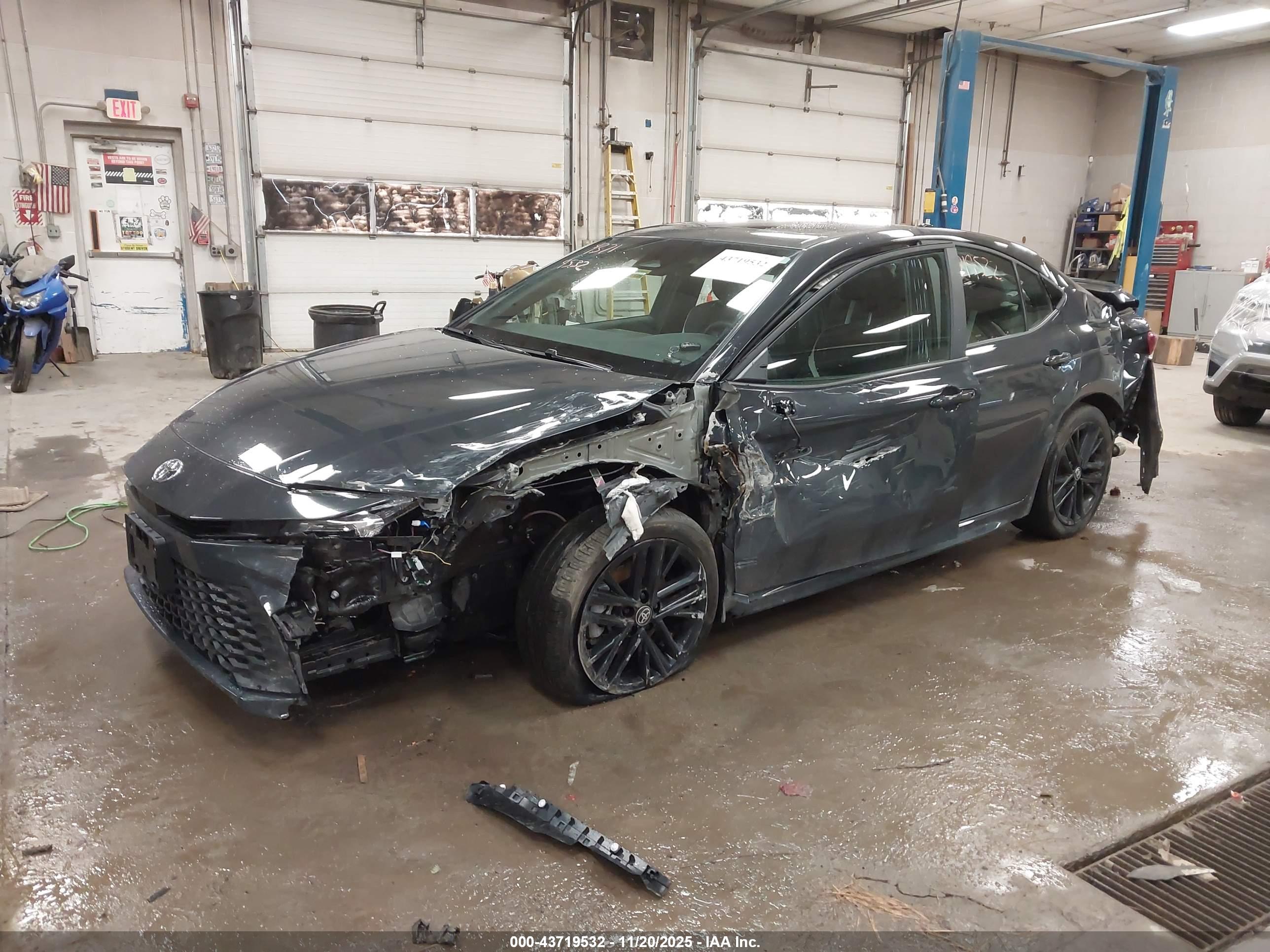 TOYOTA CAMRY image 2
