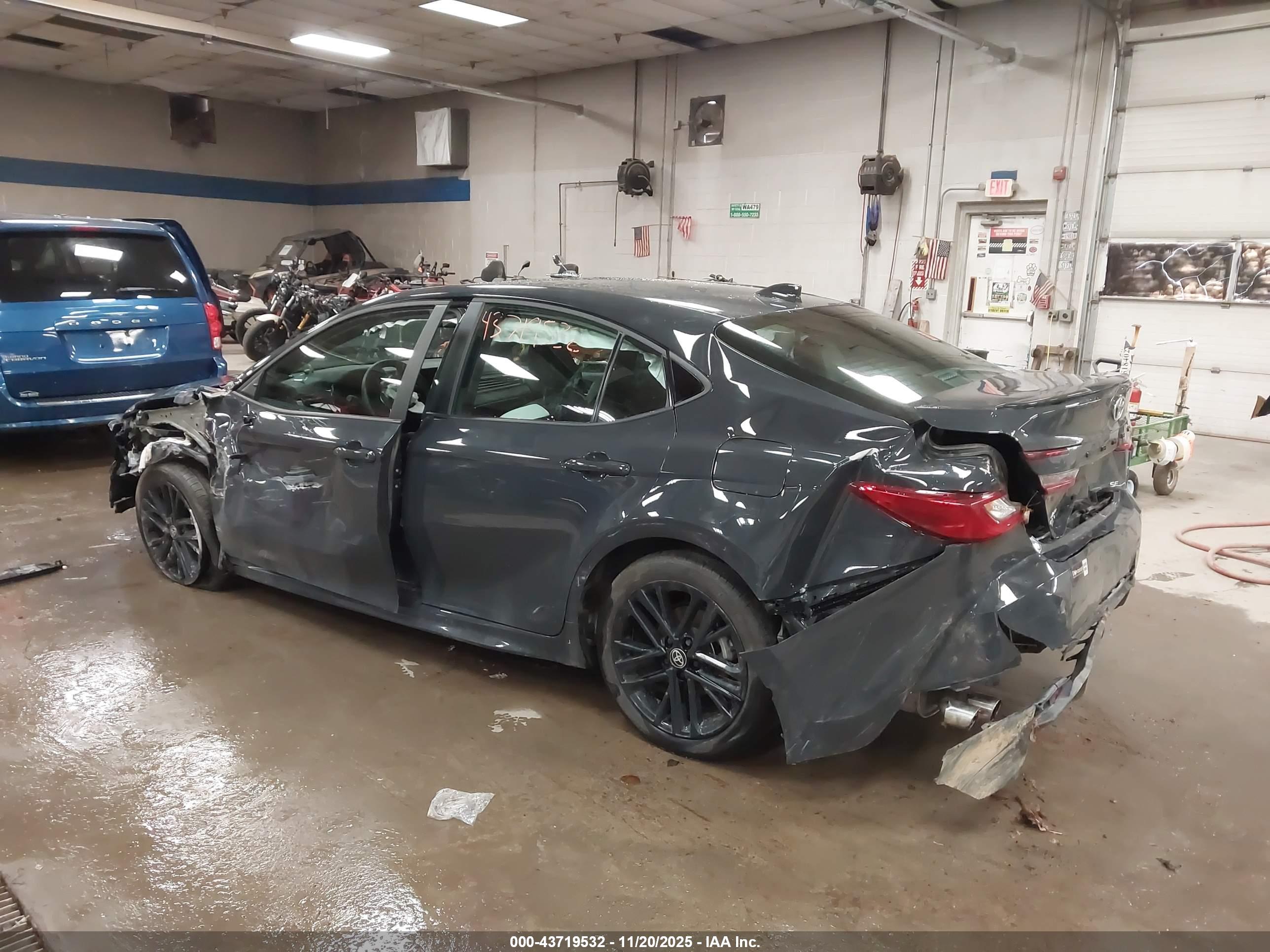 TOYOTA CAMRY image 3
