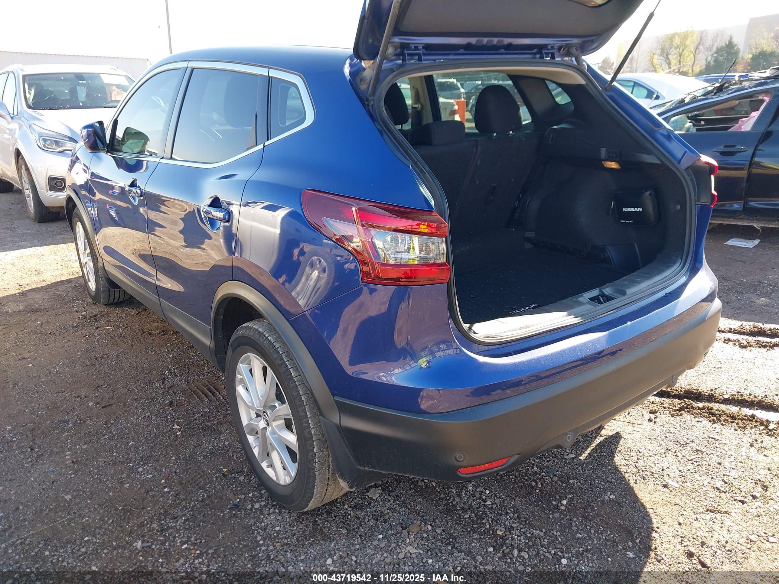 NISSAN ROGUE image 3