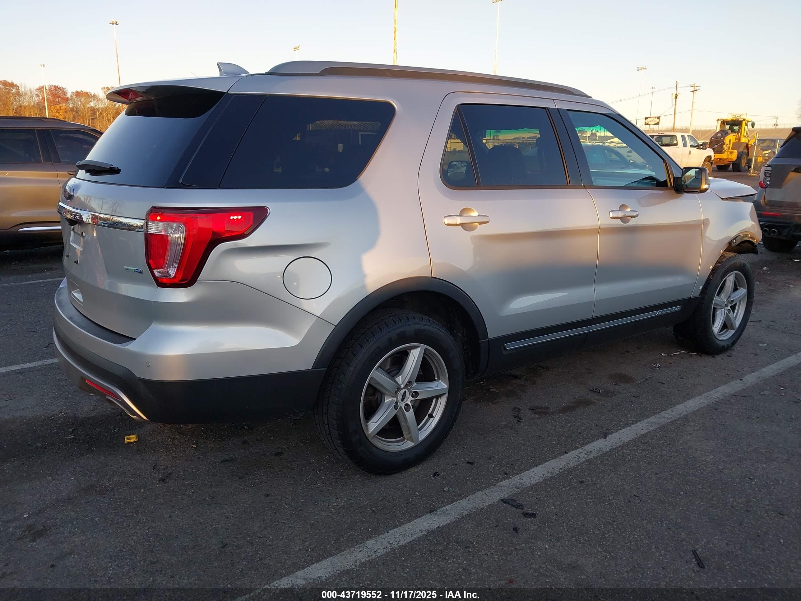 FORD EXPLORER image 4
