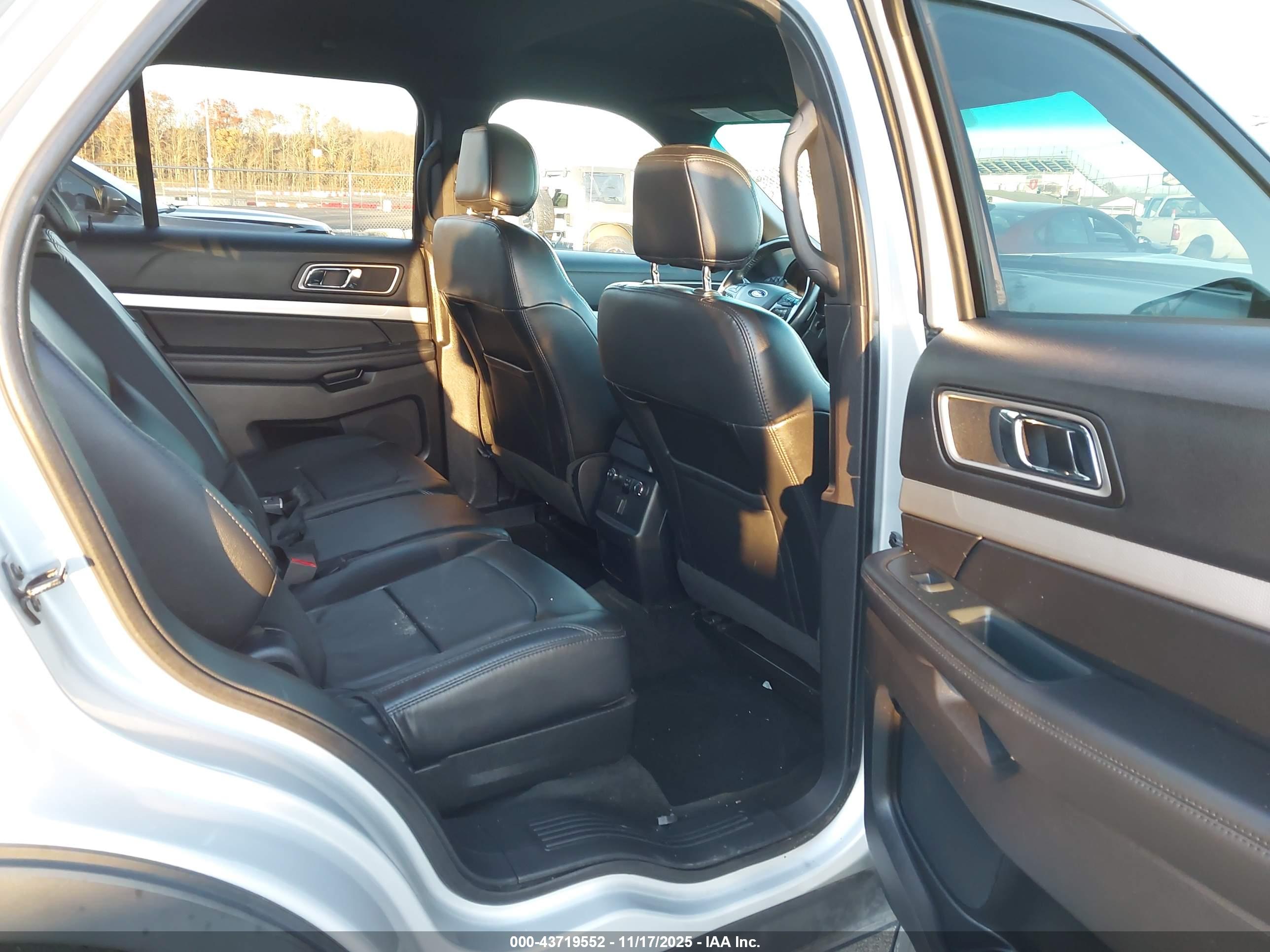 FORD EXPLORER image 8