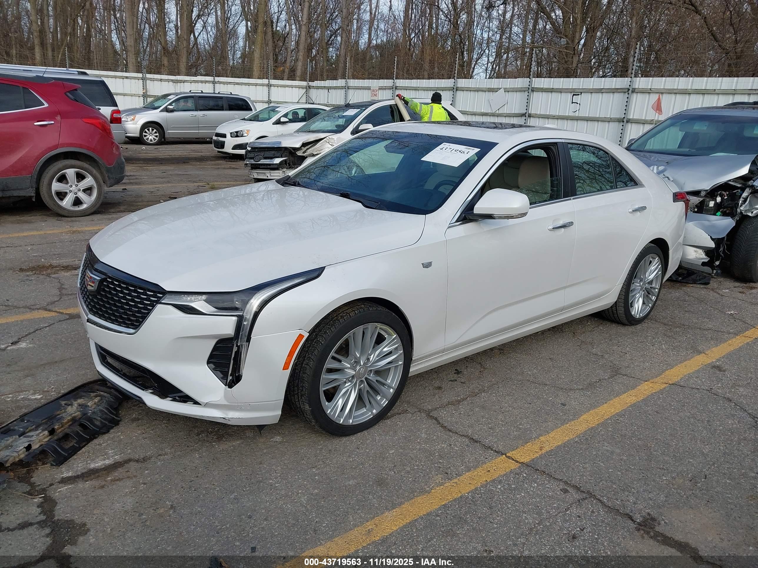 CADILLAC CT4 image 2