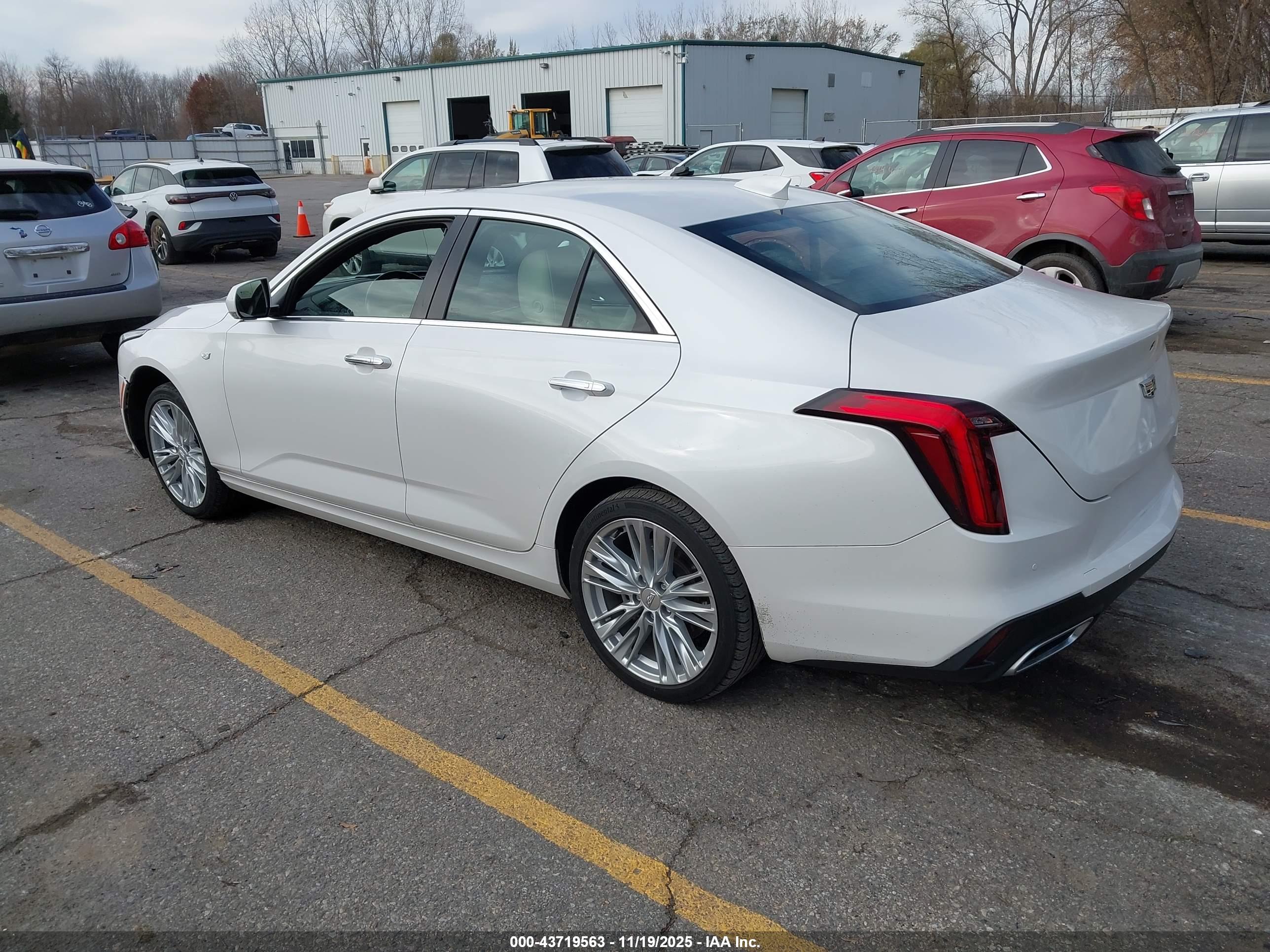 CADILLAC CT4 image 3